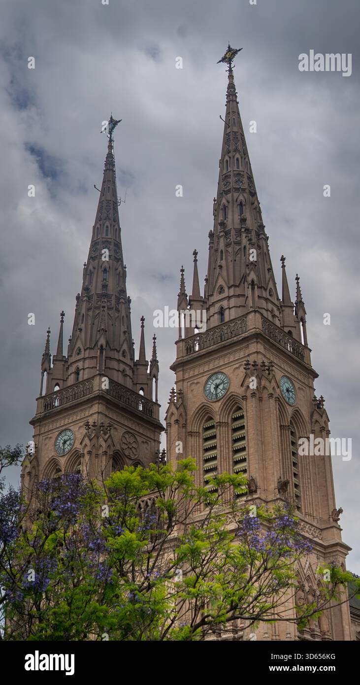 Basilica delle Torri di Lujan con i fiori di Jacaranda in primo piano Foto Stock