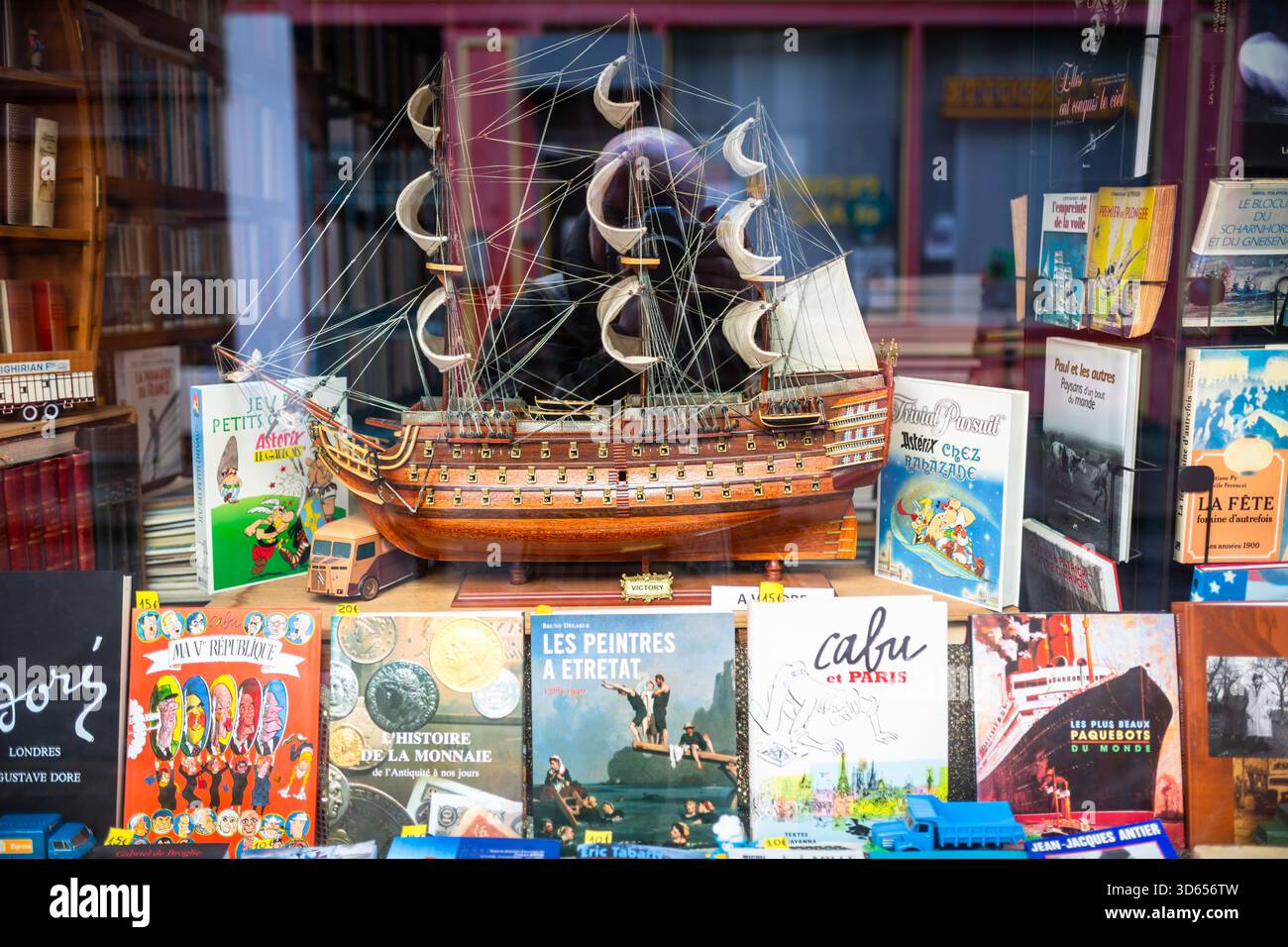 Vetrina della libreria con galeone modello a Cherbourg, Cherbourg-en-Cotentin, Normandia, Francia. 2025 Foto Stock