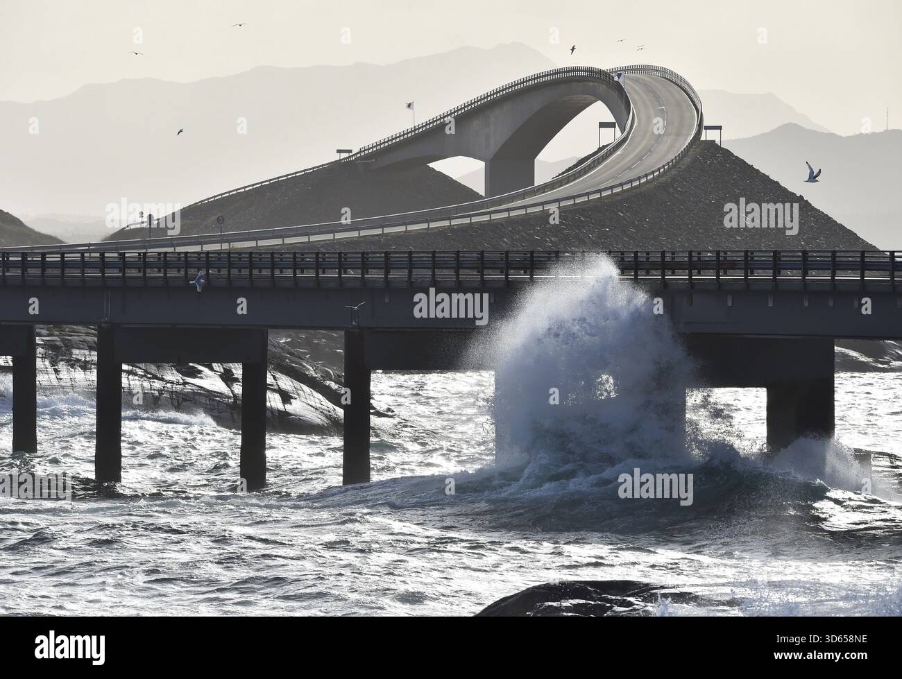 Tempesta, cambiamenti climatici sullo stretto Atlantico in Norvegia, Storseisundbrua, Vevang, Karvag, Norvegia Foto Stock