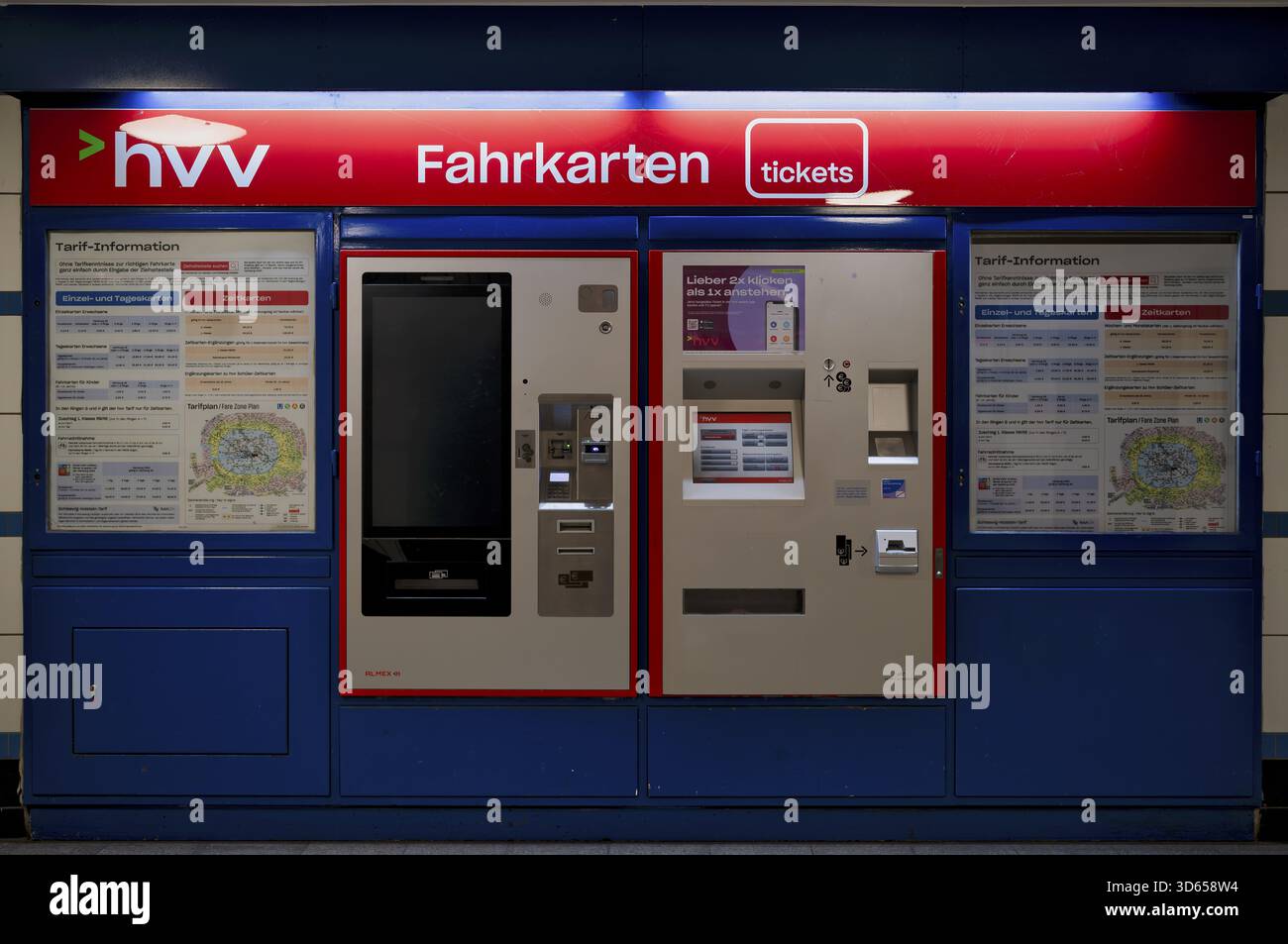 Distributore automatico di biglietti, biglietteria, stazione ferroviaria, mezzi pubblici HVV, Hamburger Verkehrsverbund, trasporto locale, libero e anseatico Foto Stock