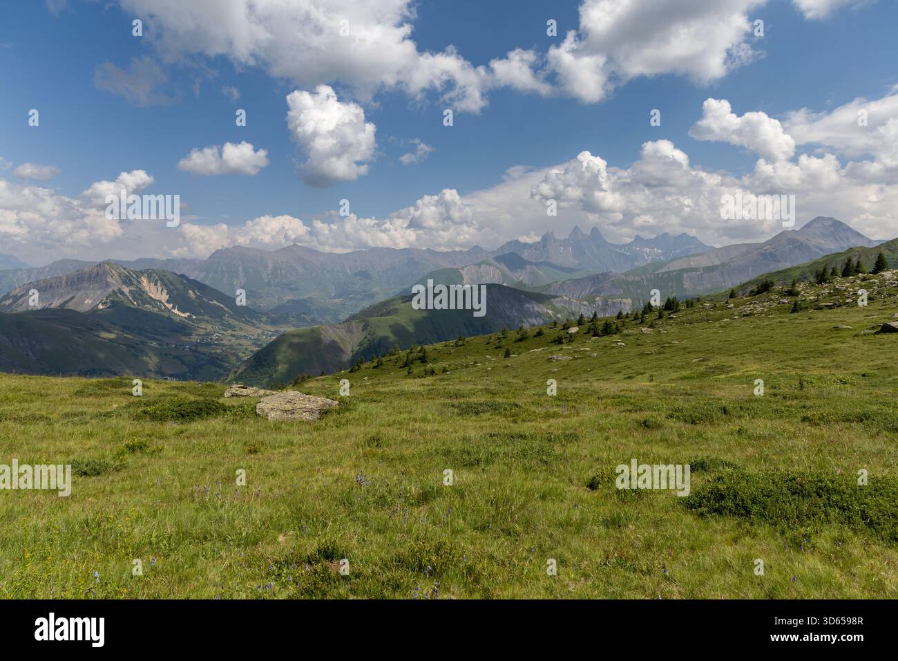 Splendido paesaggio alpino vicino al col de la Croix de Fer nelle Alpi francesi, in Savoia, in Francia Foto Stock