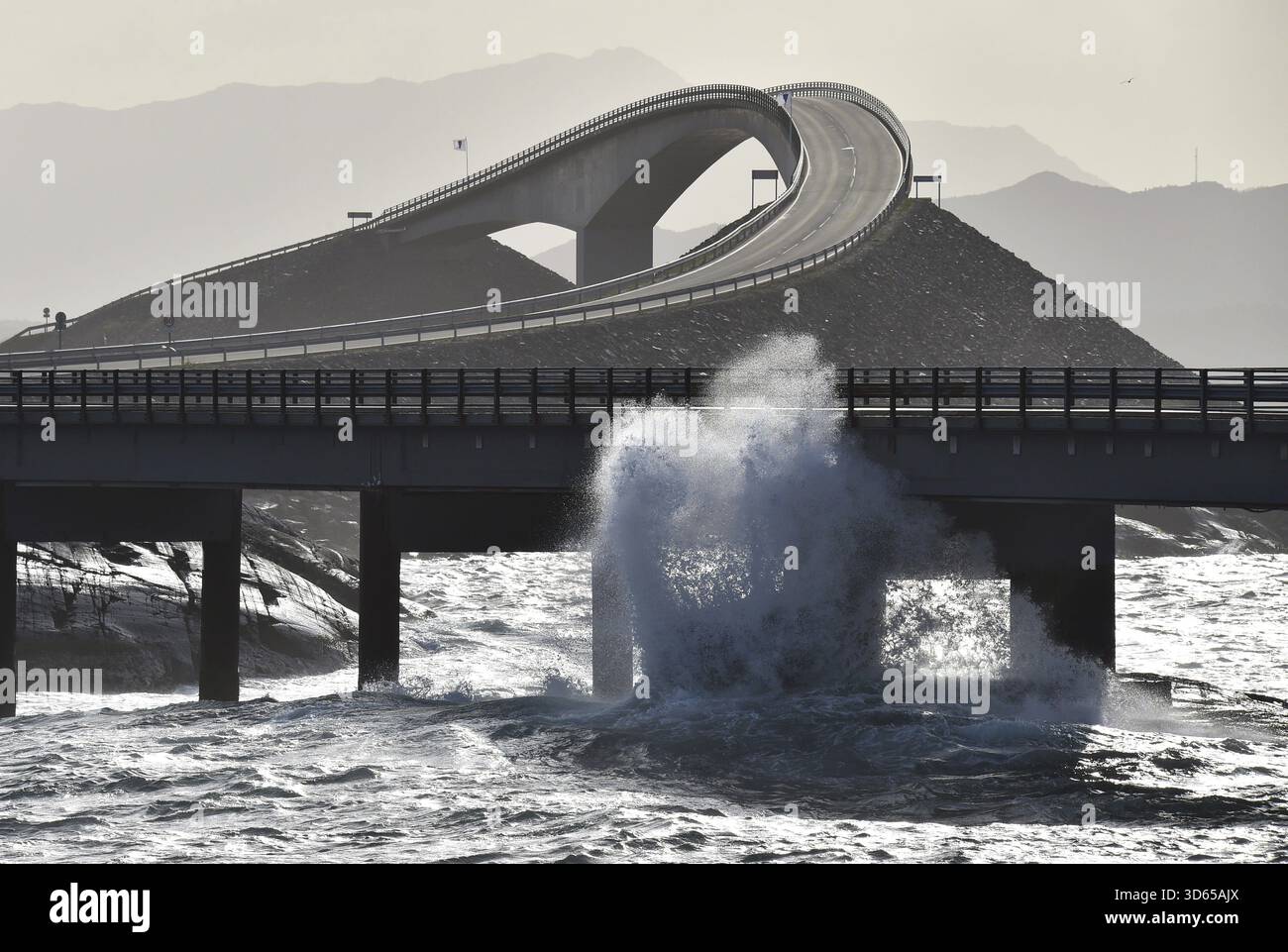 Tempesta, cambiamenti climatici sullo stretto Atlantico in Norvegia, Storseisundbrua, Vevang, Karvag, Norvegia Foto Stock