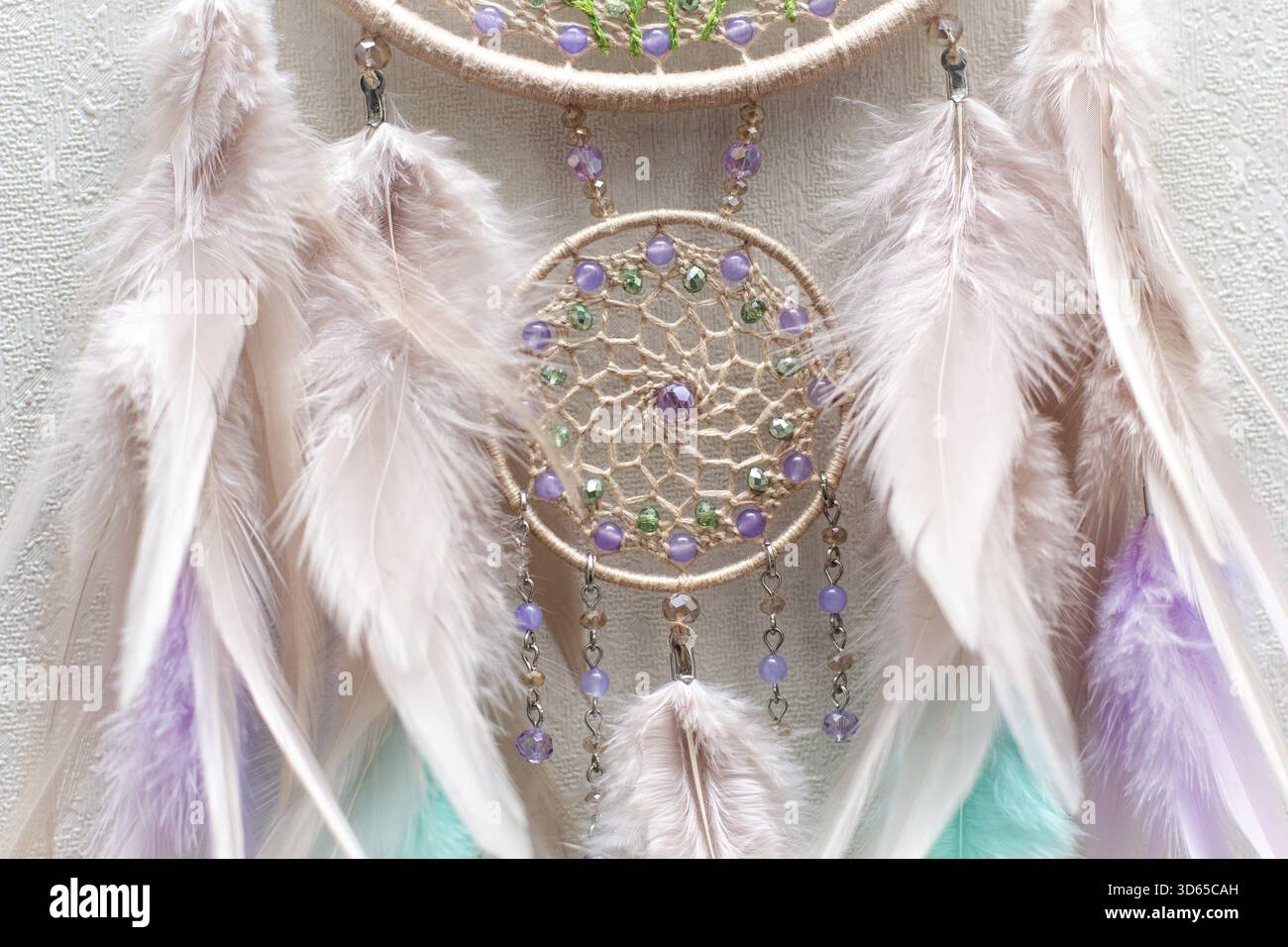 Dream catcher con fili di piume e perline corda appesa. Dreamcatcher fatto a mano Foto Stock