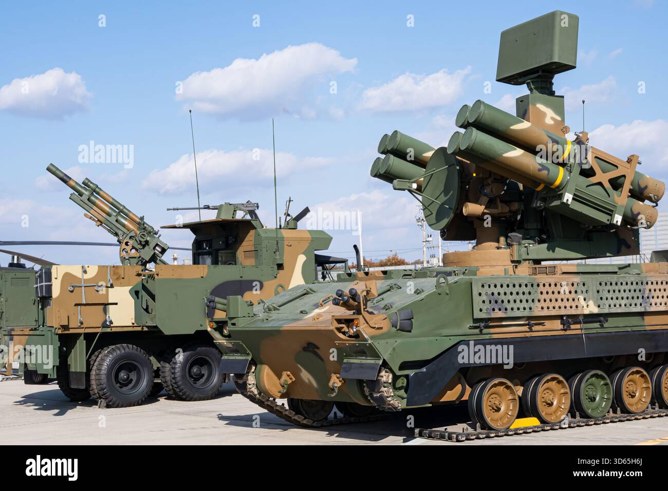 i veicoli corazzati militari, uno con ruote e uno con cingoli, sono esposti all'aperto in una giornata di sole, mostrando la moderna tecnologia di difesa e la tattica Foto Stock