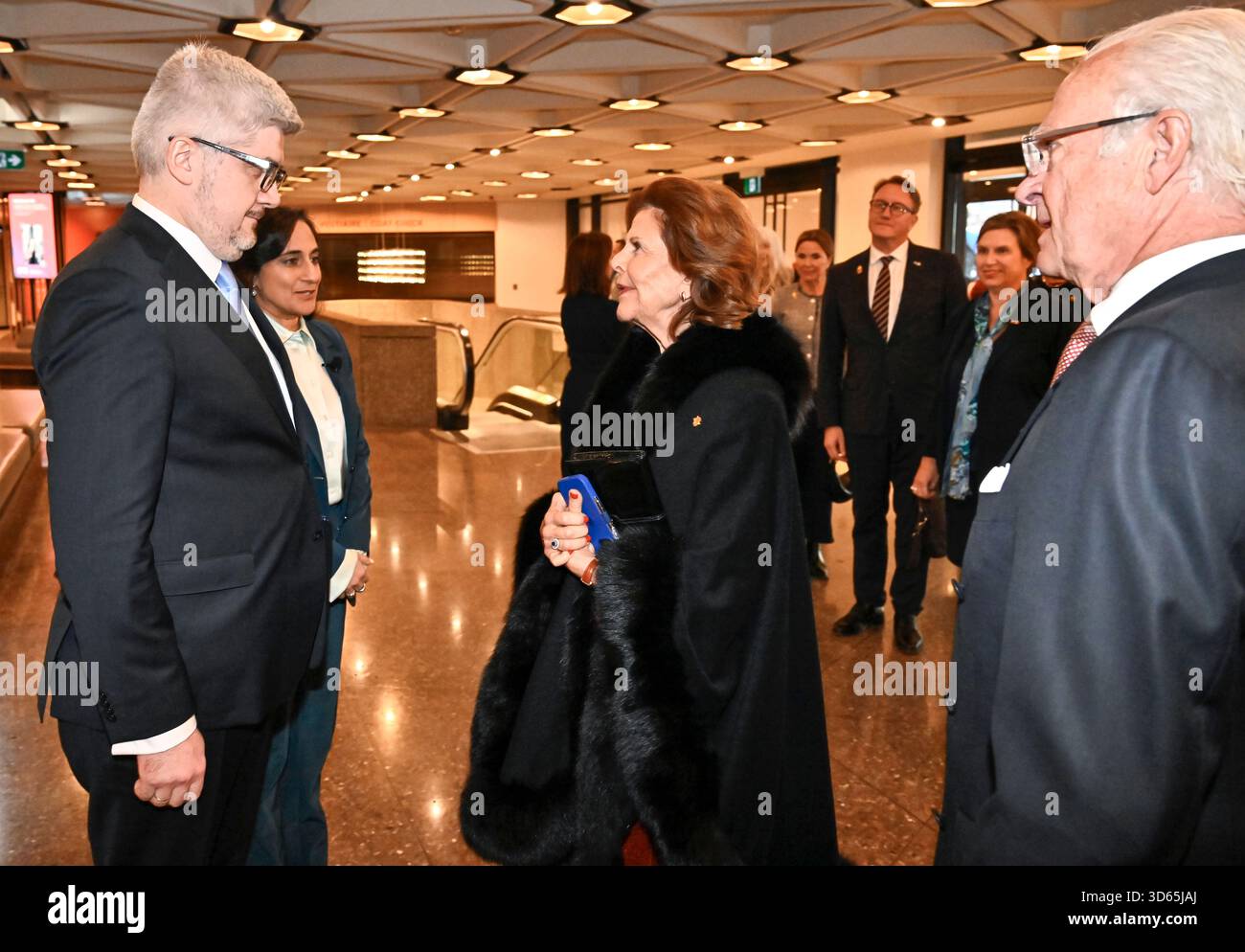 Ottawa, Canada. 18 novembre 2025. OTTAWA, CANADA 20251118Ambasciatore ucraino in Svezia, Andrii Plakhotniuk e Ministro degli affari Esteri canadese Anita Anand danno il benvenuto alla regina Silvia e al re Carl XVI Gustaf al seminario sulla partnership strategica a sostegno di un'Ucraina resiliente, che era uno dei punti del programma quando la visita di stato di tre giorni è iniziata ad Ottawa martedì 18 novembre 2025. Foto: Jonas Ekströmer/TT/Code 10030 questo testo è tradotto automaticamente credito: TT News Agency/Alamy Live News Foto Stock