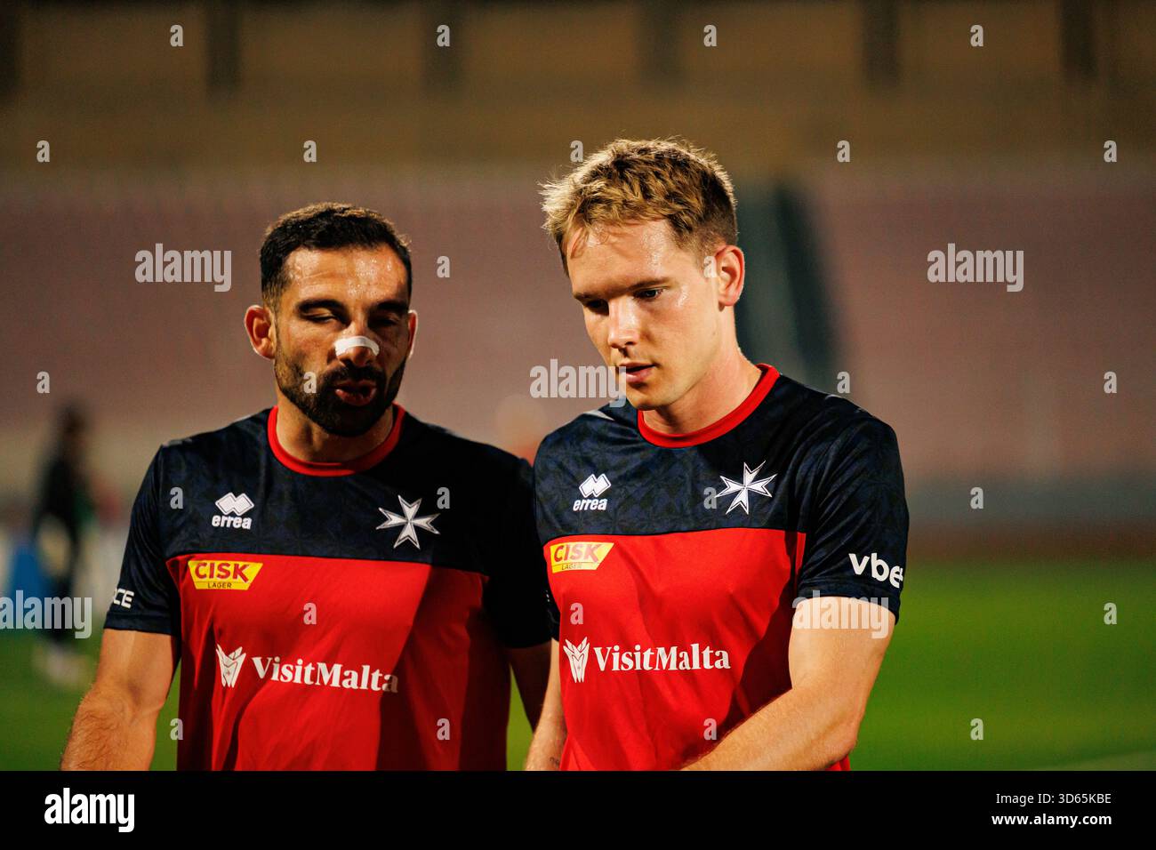 Zach Muscat e Gabriel Mentz sono stati visti durante la partita di qualificazione ai Mondiali 2026 tra le squadre nazionali di Malta e Polonia (Maciej Rogowski/Ball Raw Images Foto Stock