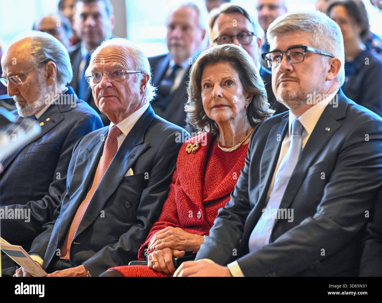 Ottawa, Canada. 18 novembre 2025. OTTAWA, CANADA 20251118Re Carl Gustaf e la Regina Silvia con l'Ambasciatore ucraino in Canada, Andrii Plakhotniuk, che era in Svezia, al seminario sul partenariato strategico a sostegno di un'Ucraina resiliente, che era uno dei punti del programma quando la visita di stato di tre giorni è iniziata a Ottawa martedì 18 novembre 2025. Foto: Jonas Ekströmer/TT/Code 10030 questo testo è tradotto automaticamente credito: TT News Agency/Alamy Live News Foto Stock