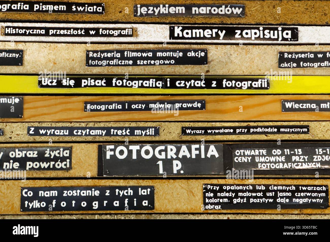 Esposizione di citazioni e frasi relative alla fotografia polacca utilizzate da Adam Karaś, disposte su pannelli colorati al Museo della Fotografia MuFo. Foto Stock