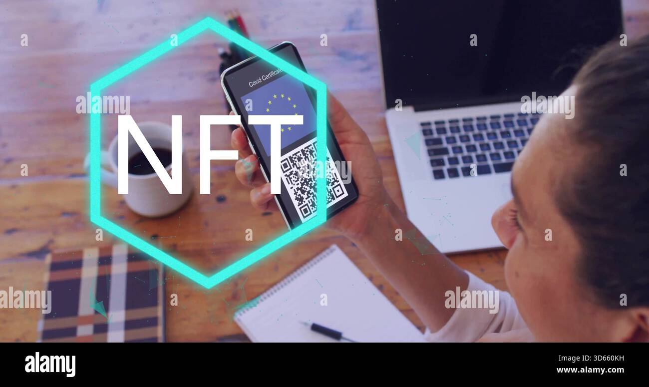 Con smartphone, donna matura che espone il certificato QR su un tavolo di legno, sovrapposizione NFT, spazio di copia Foto Stock