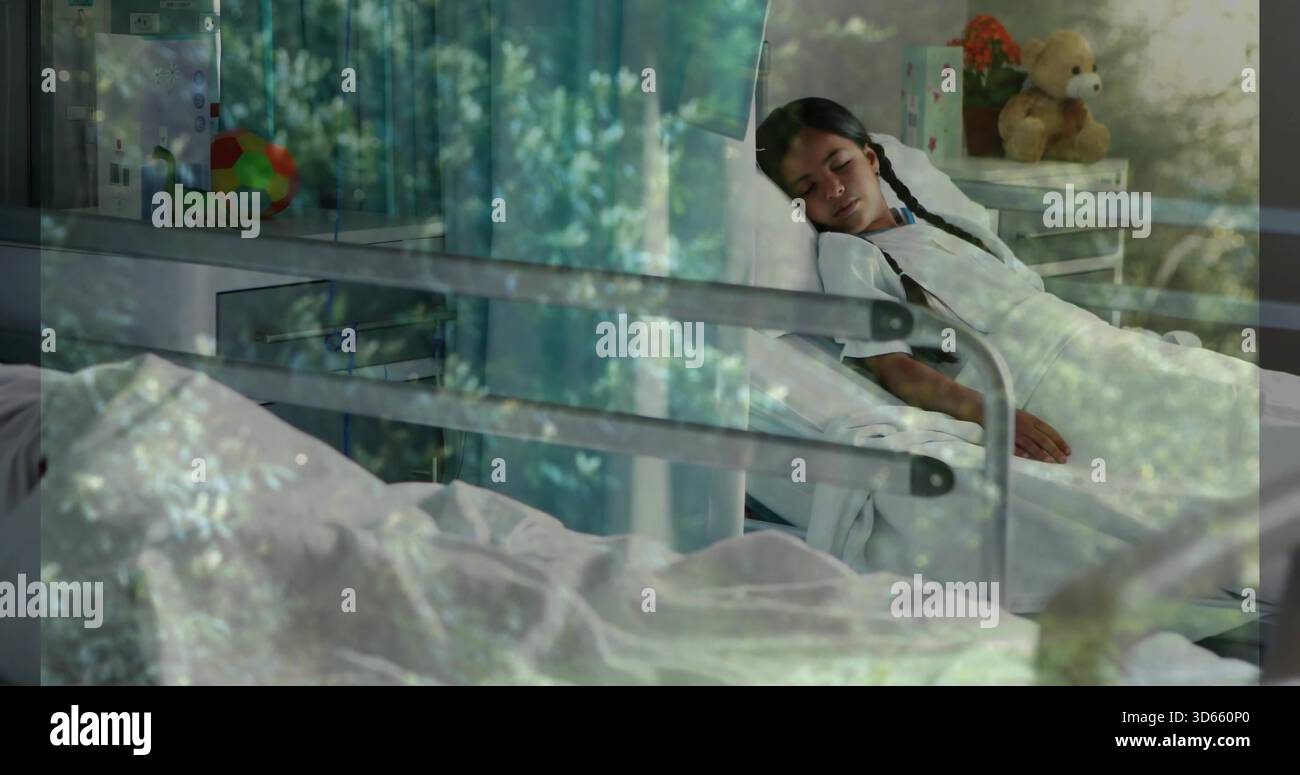 Ragazza riposante in abito con trecce in ospedale pediatrico, da corrimano del letto, orsacchiotto, spazio copia Foto Stock