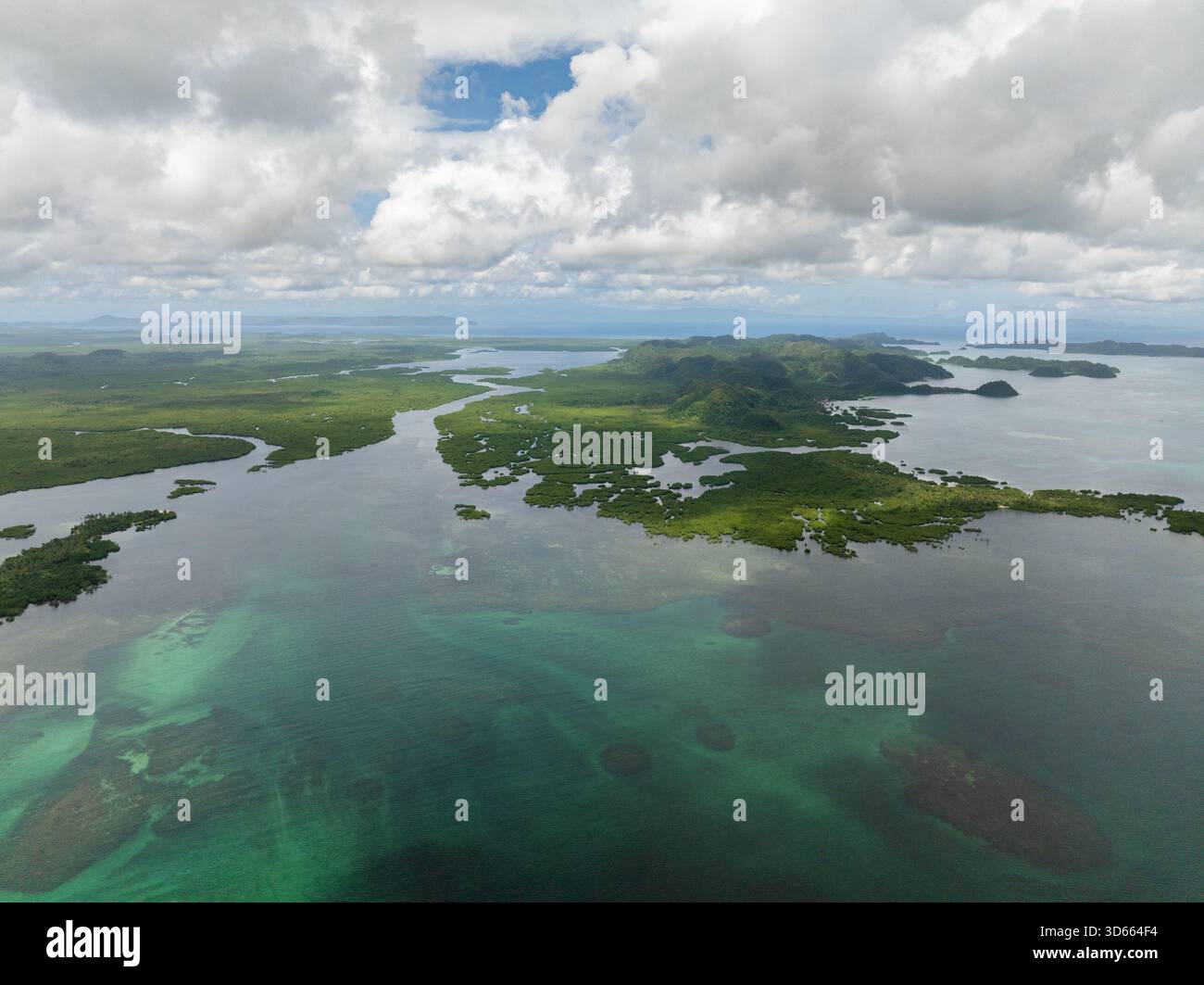 Un ampio paesaggio costiero con fiumi che si snodano tra isole di mangrovie e colline lontane. Siargao, Filippine. Foto Stock