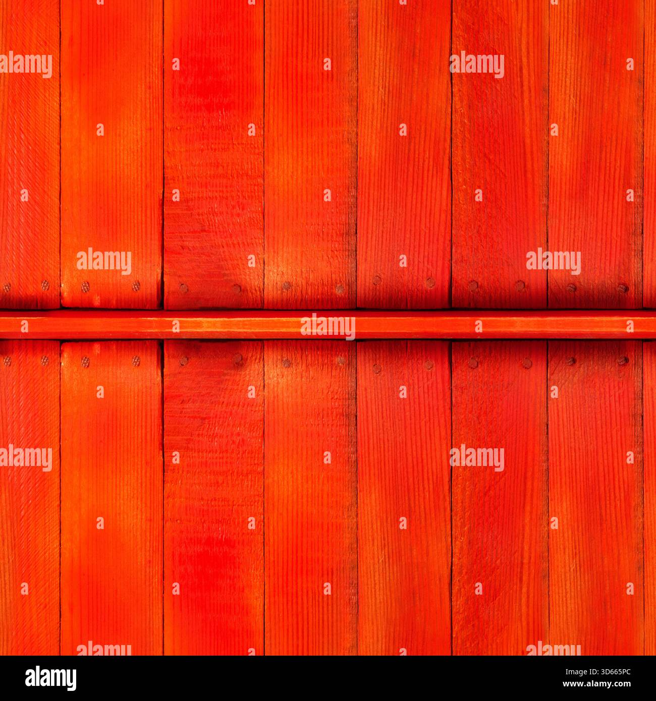Finitura fotografica 4K senza cuciture con tavole di legno logore verniciate di rosso e chiodi. Foto Stock