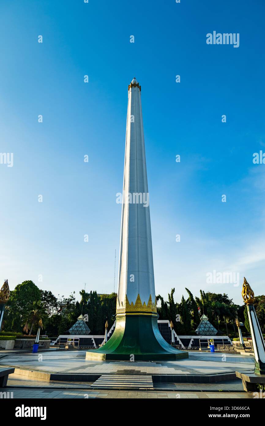 Tugu Pahlawan, il Monumento Nazionale e un punto di riferimento storico a Surabaya, la giornata degli Eroi, Giava Est, Indonesia. Foto Stock