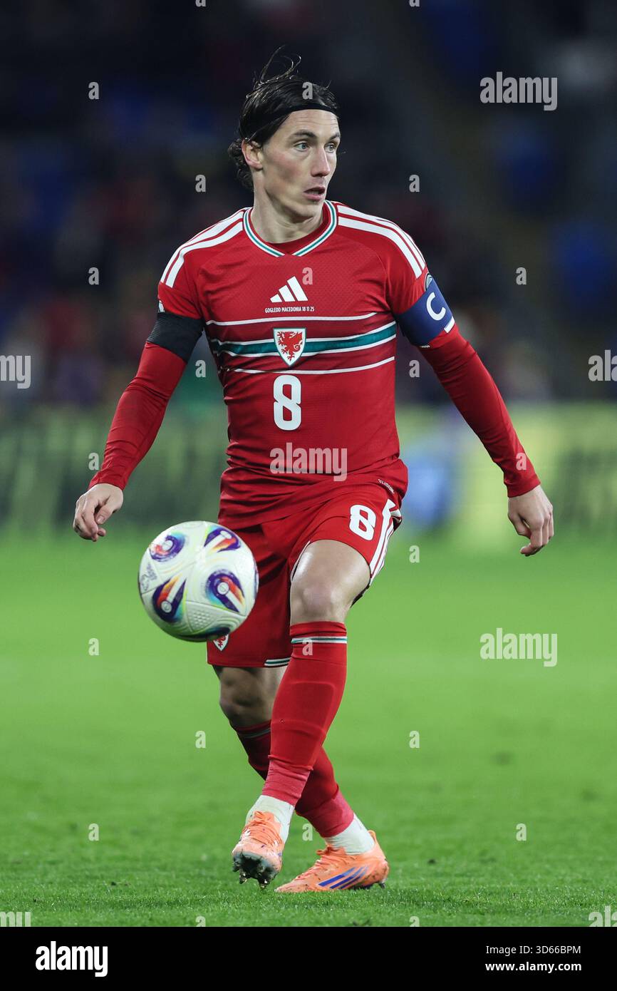 Cardiff, Regno Unito. 18 novembre 2025. Harry Wilson del Galles in azione durante la partita di qualificazione del campionato europeo di calcio Galles contro Macedonia del Nord al Cardiff City Stadium di Cardiff. Il credito per immagini dovrebbe essere: Gareth Evans/Sportimage Credit: Sportimage Ltd/Alamy Live News Foto Stock
