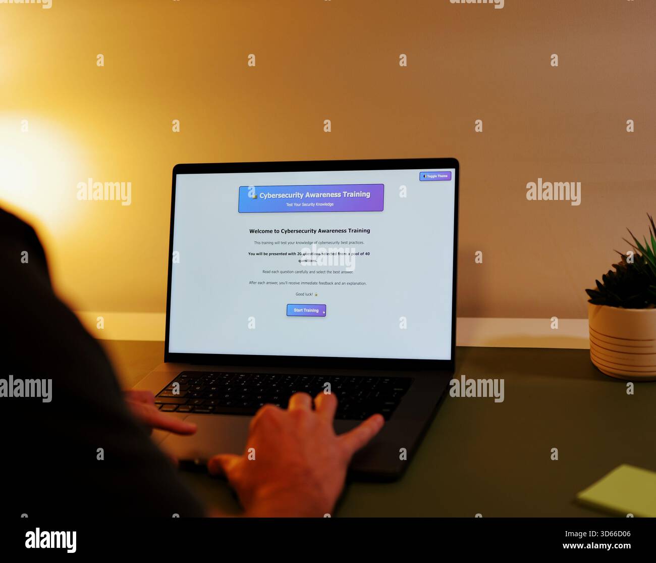 Uomo di mezza età che partecipa alla formazione aziendale sulla sicurezza delle informazioni per i dipendenti - concetto di formazione per utenti sulla sicurezza informatica Foto Stock