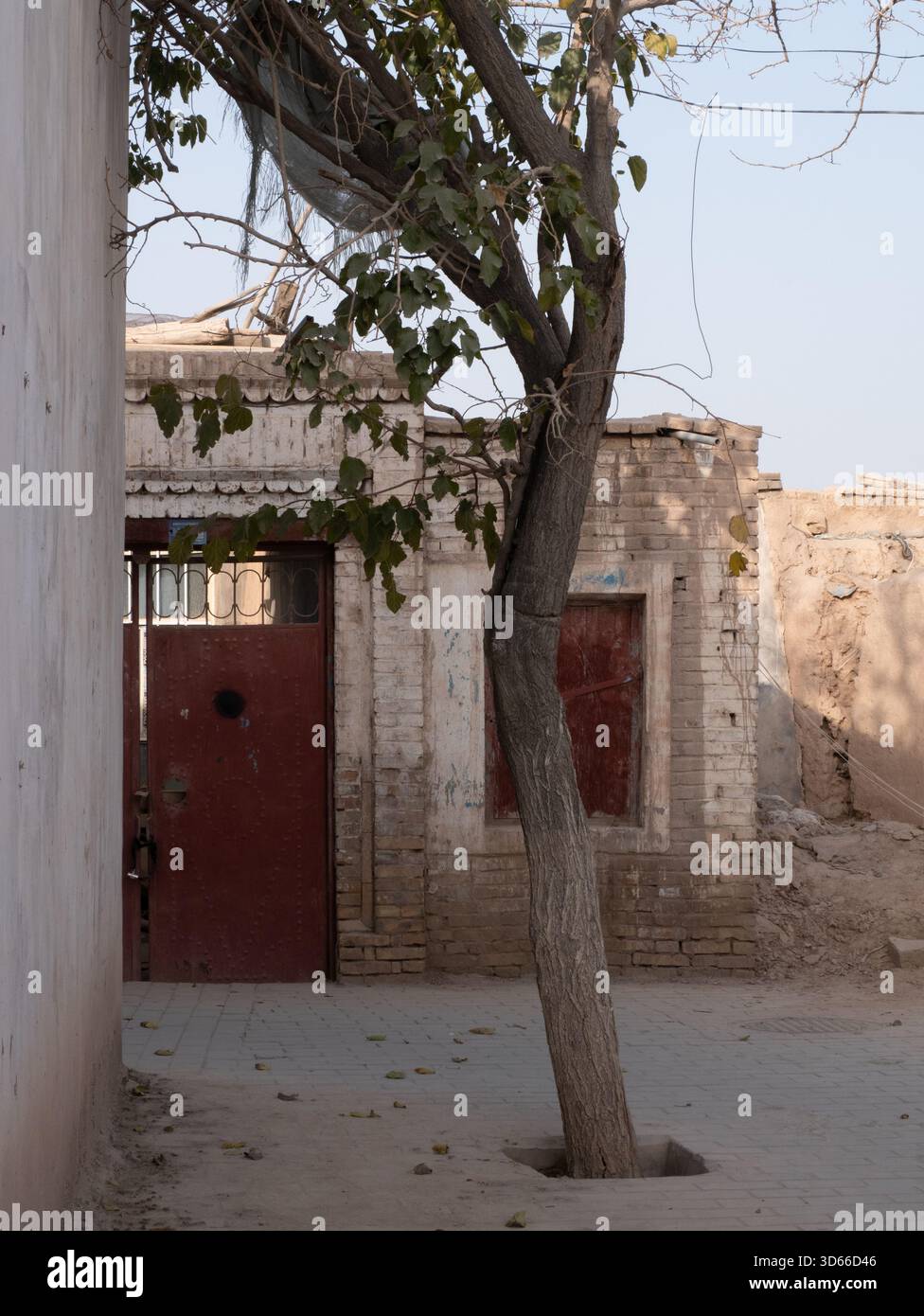 Villaggio abbandonato e abbandonato con mura e case in terra Foto Stock