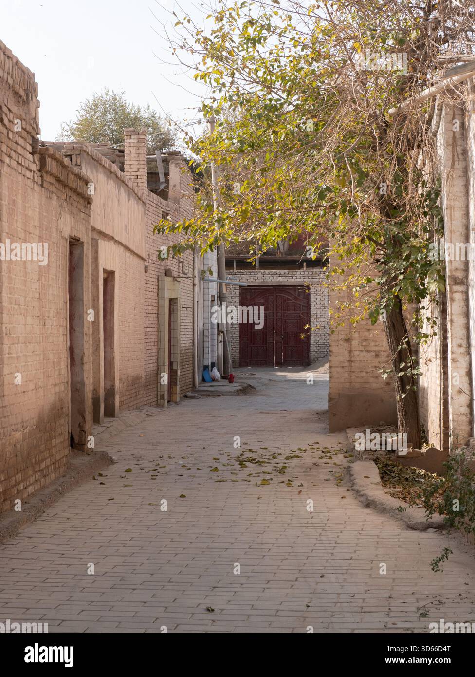 antico villaggio abbandonato con case e strade in terra Foto Stock