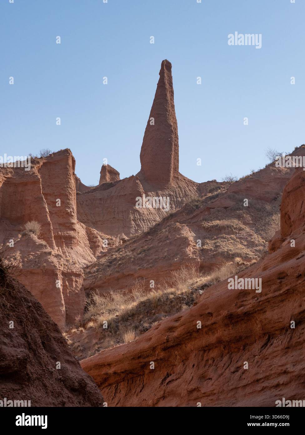 Pietra rossa appuntita che punta verso il cielo Foto Stock