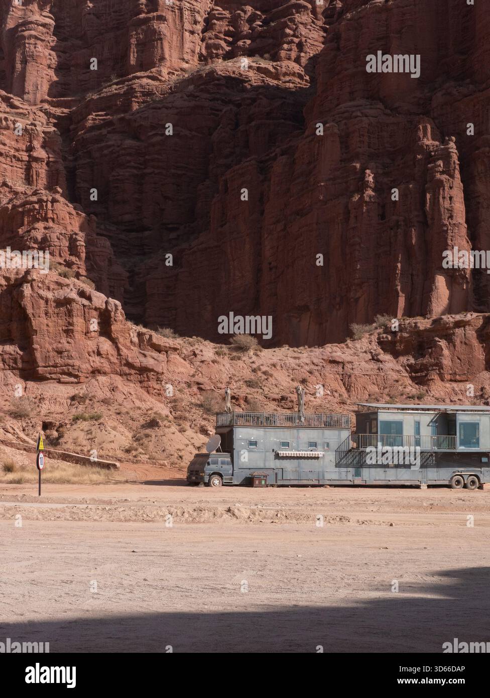 Il Mars rover blu è parcheggiato sul bordo del canyon rosso Foto Stock