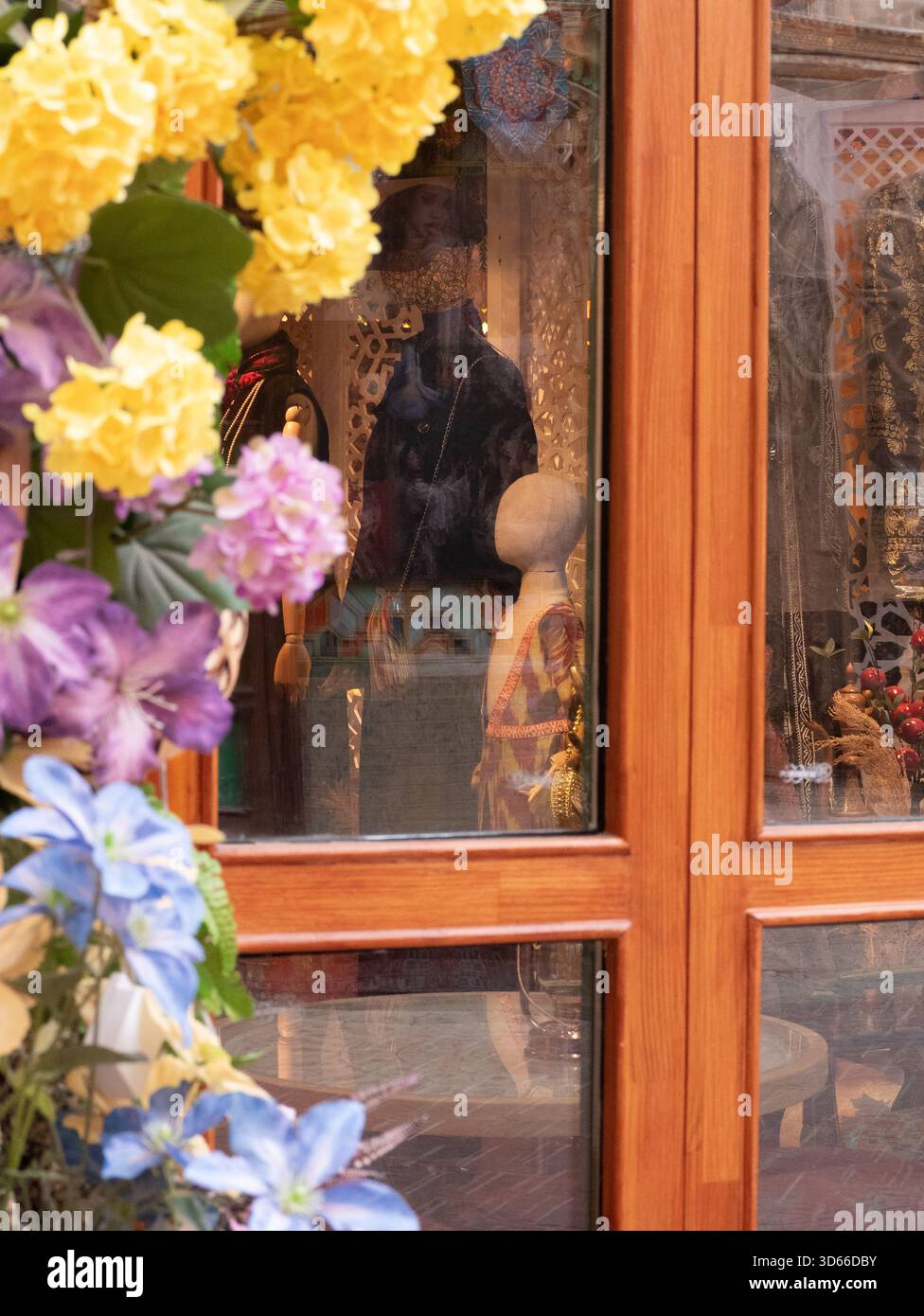 Splendida vetrina in legno decorata con fiori colorati Foto Stock