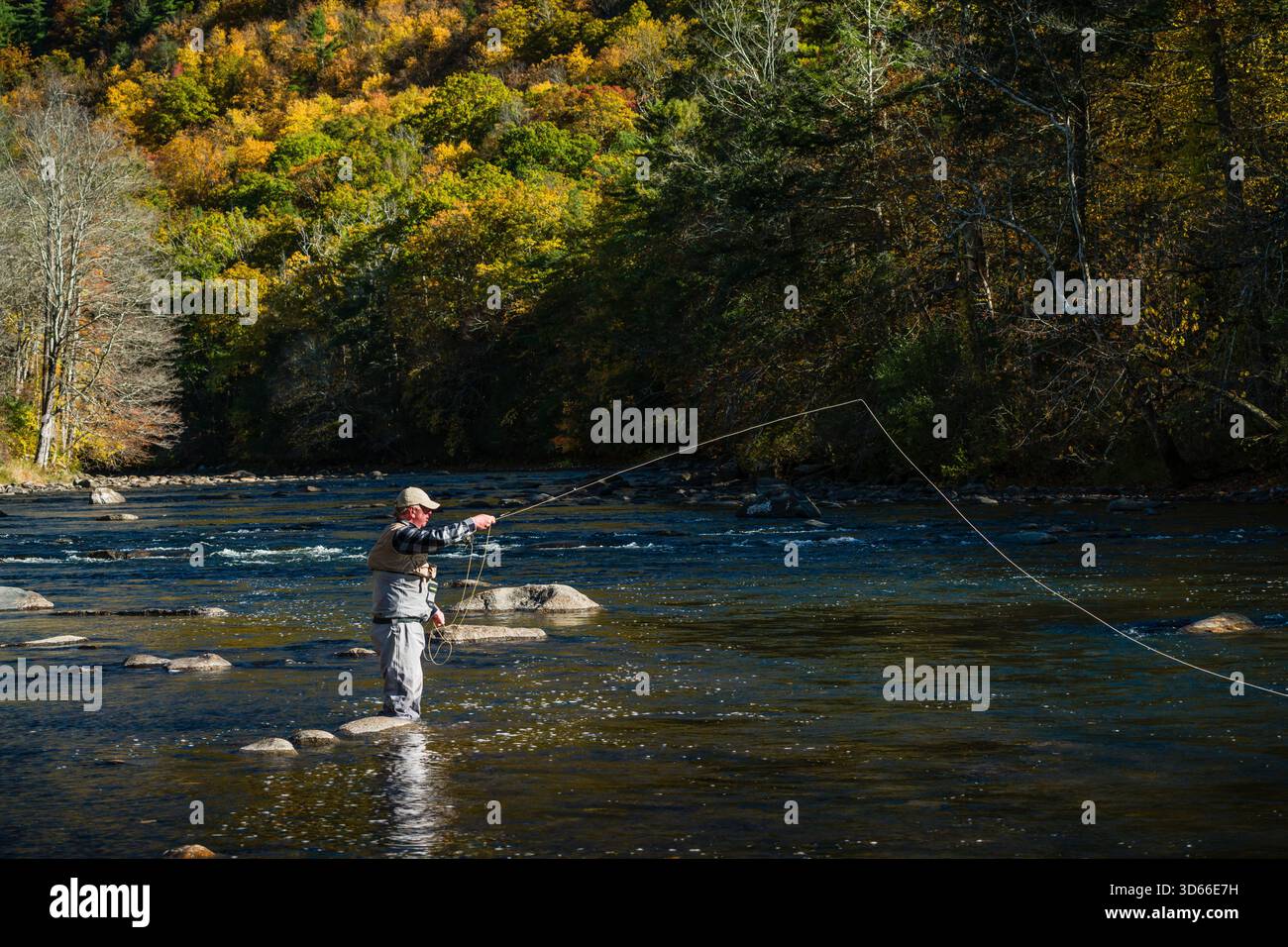 Pesca con la mosca Housatonic River _ West Cornwall, Connecticut, USA Foto Stock