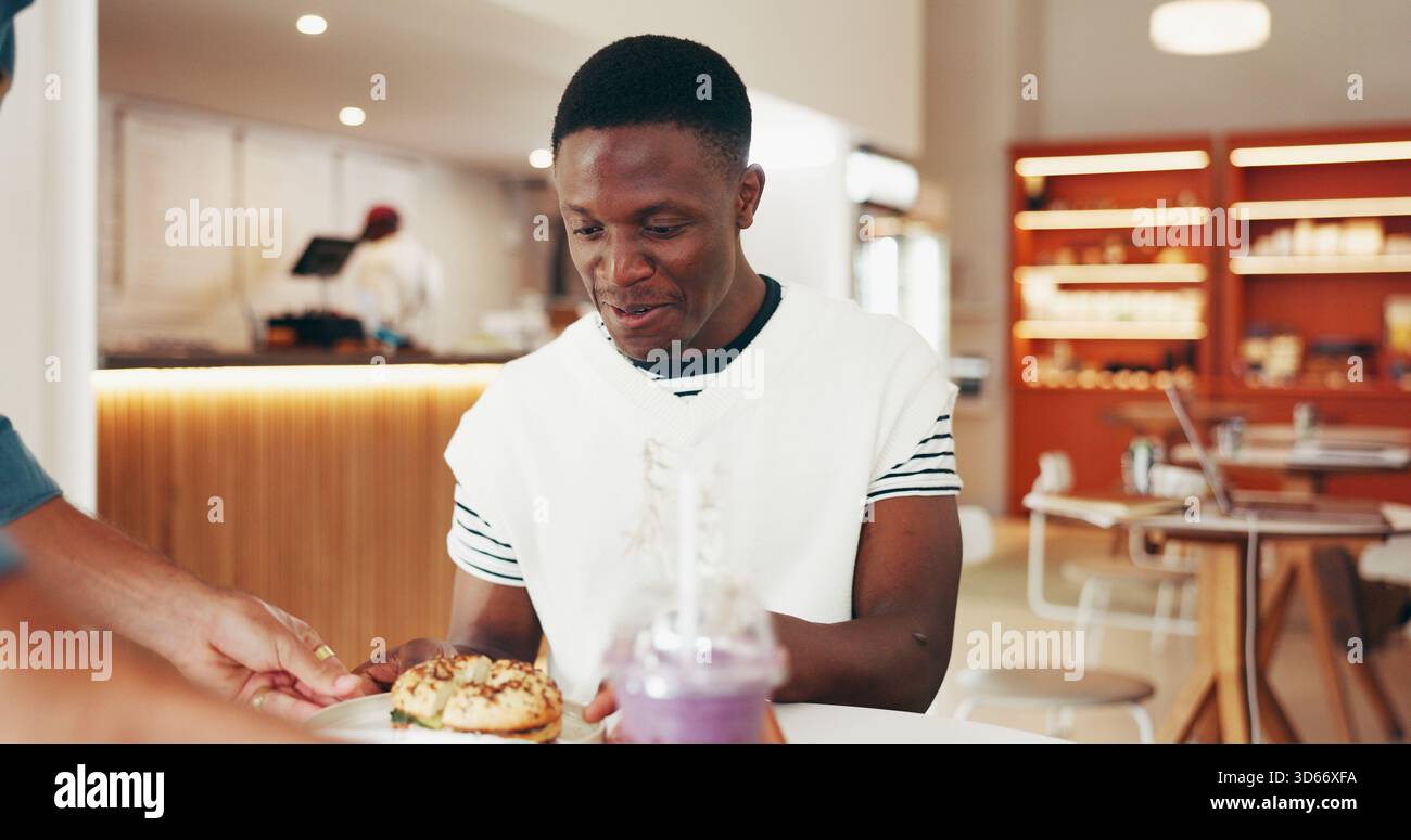 Amico, felice e cameriere con hamburger al ristorante, servizio e grazie per l'ordine al ristorante. Persona, server e sorriso per l'esperienza del cliente Foto Stock