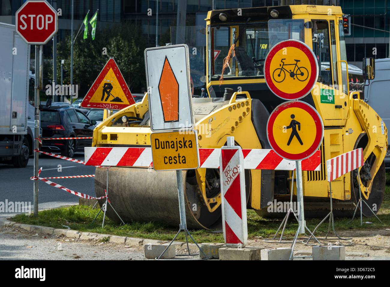 Lubiana, Slovenia 16 ottobre 2025 zona di costruzione stradale su dunajska cesta con segnali stradali e barriere Foto Stock