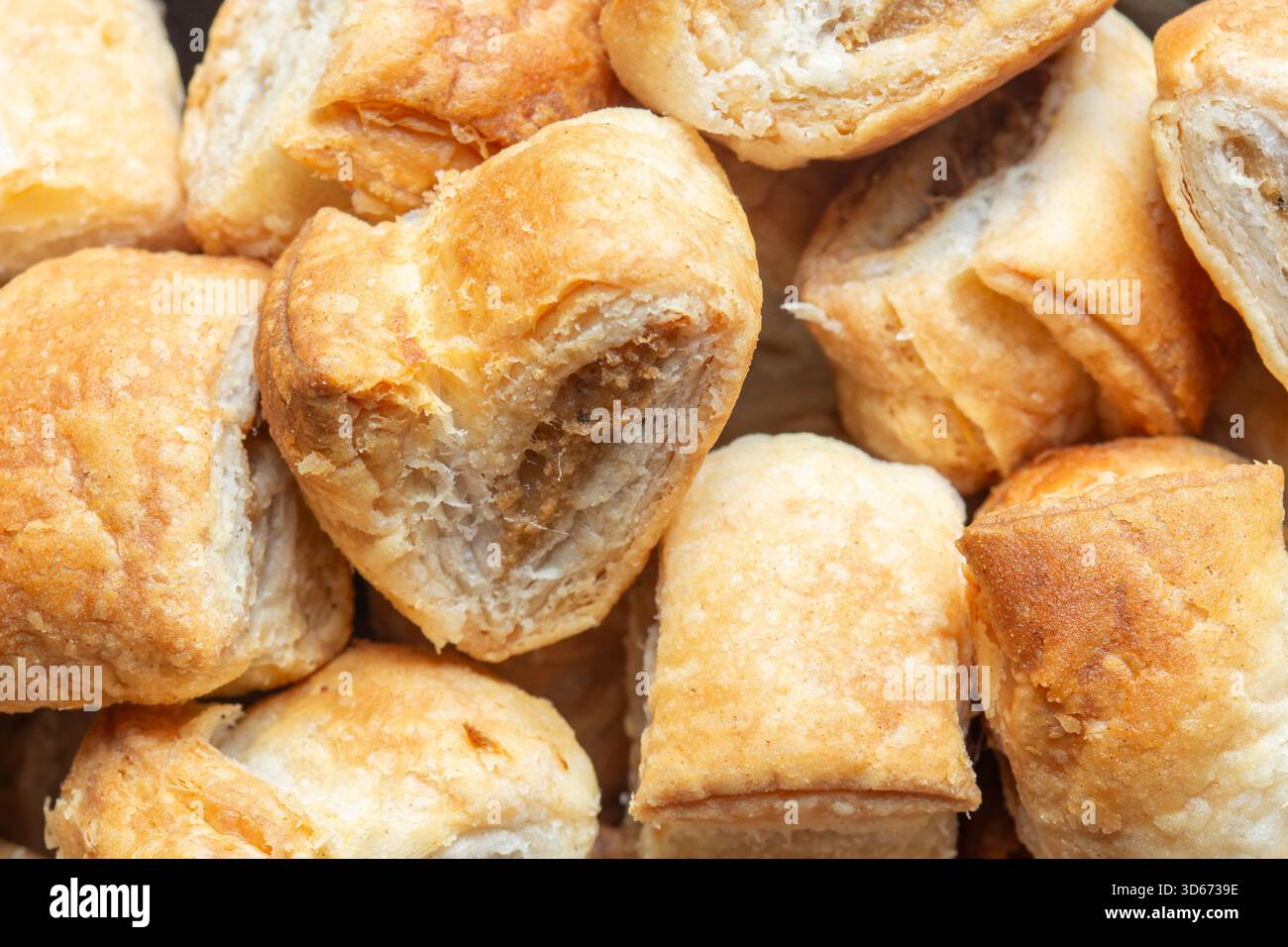 primo piano di involtini di salsiccia per cocktail party sullo sfondo di una pila. Ristorazione per feste. Foto Stock