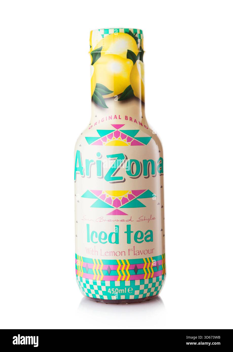 LONDRA, Regno Unito - 09 NOVEMBRE 2025: Bottiglia di tè freddo dell'Arizona con aroma di limone isolato su bianco. Foto Stock