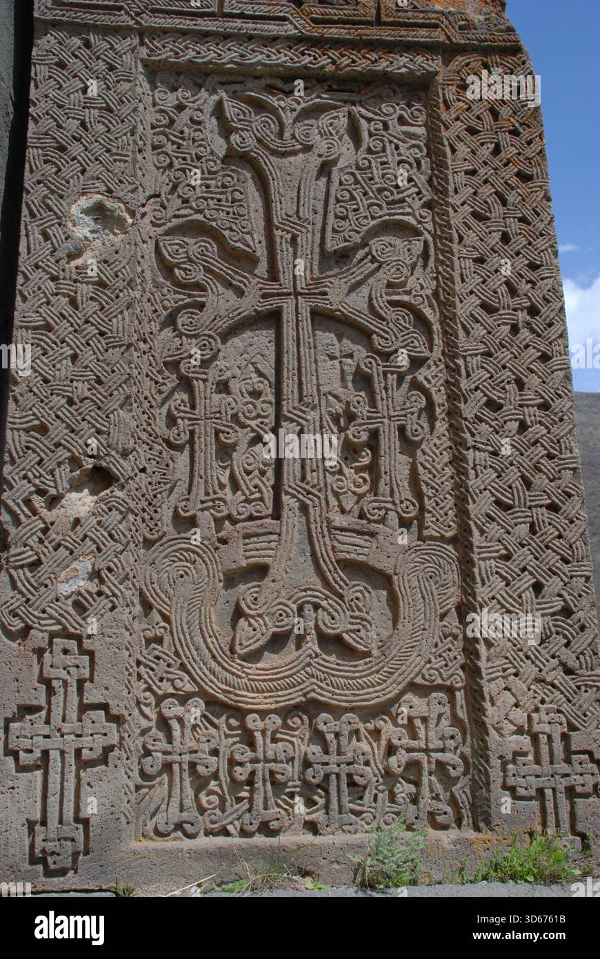 Monastero di Aghjots in Armenia con la sua famosa architettura medievale di khachkar e figure umane Foto Stock