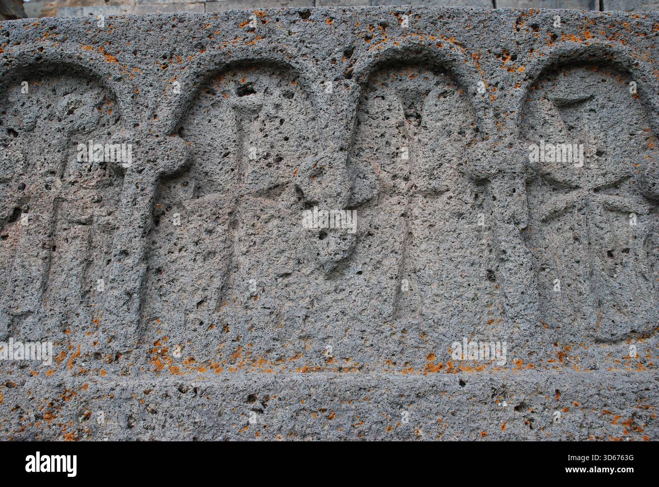 Monastero di Aghjots in Armenia con la sua famosa architettura medievale di khachkar e figure umane Foto Stock