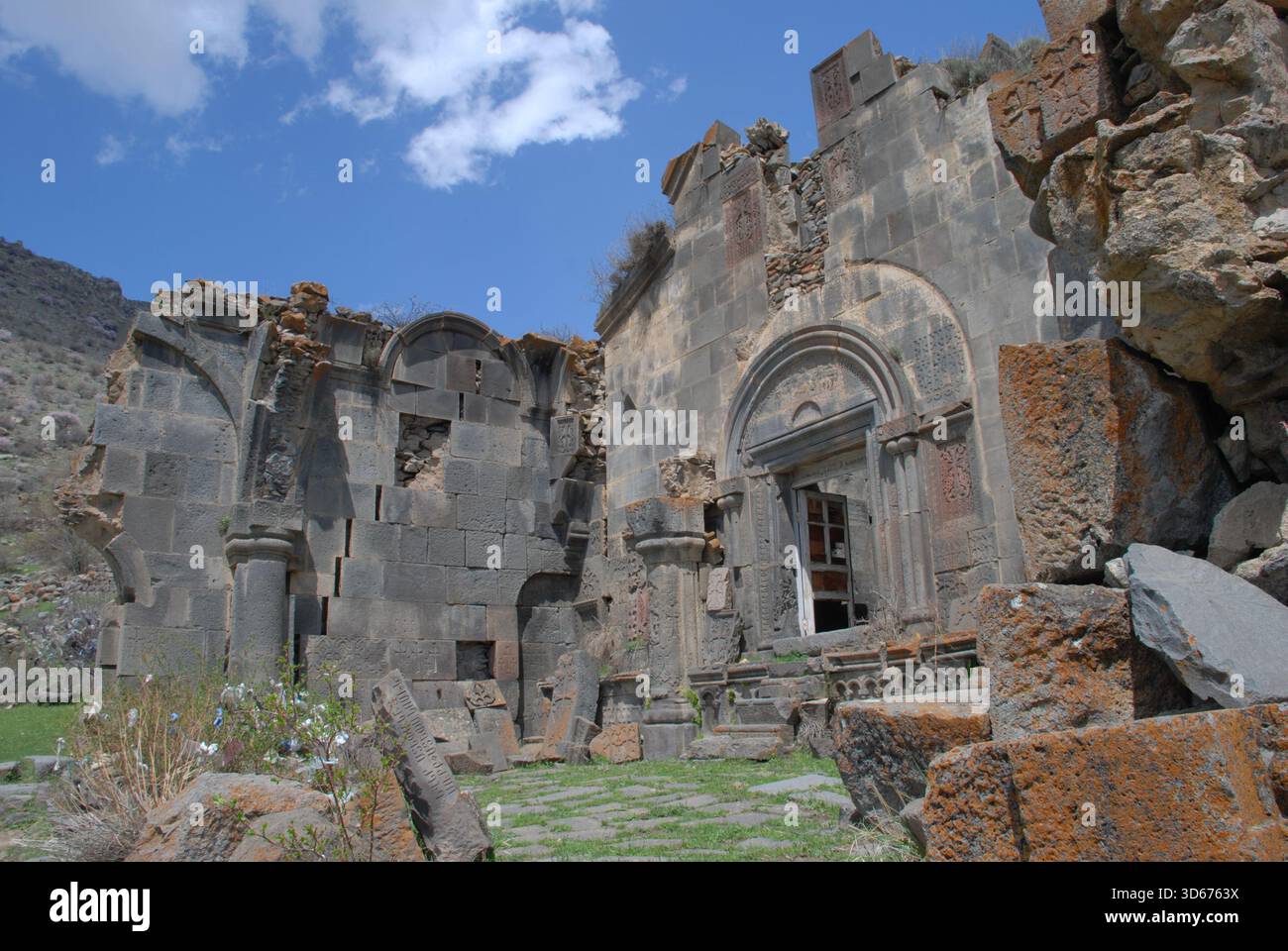 Monastero di Aghjots in Armenia con la sua famosa architettura medievale di khachkar e figure umane Foto Stock