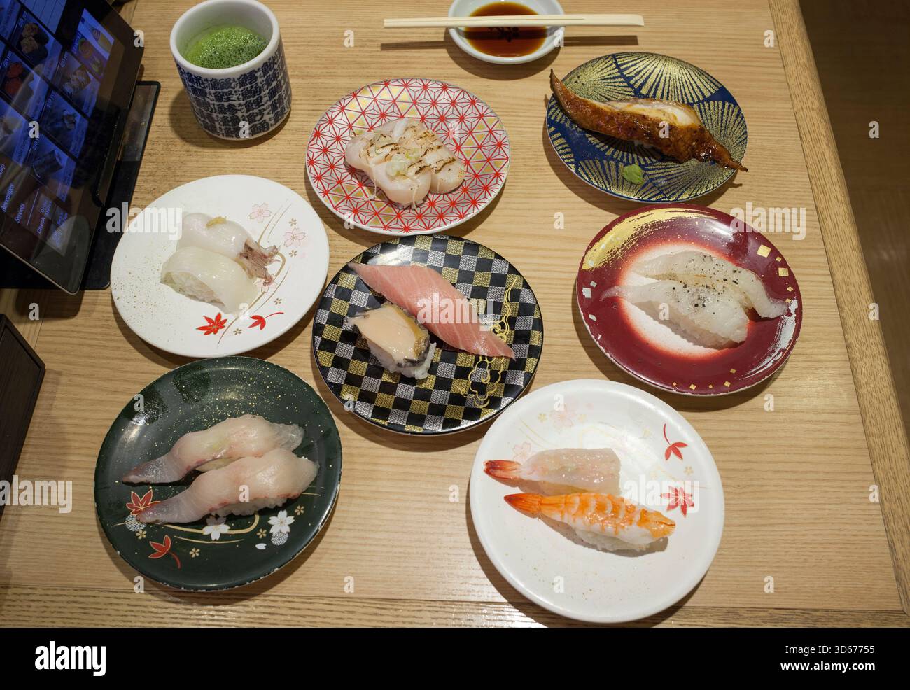 Selezione di piastre con il nigiri sushi al Kaiten ristorante di sushi, Shibuya, Tokyo, Giappone Foto Stock