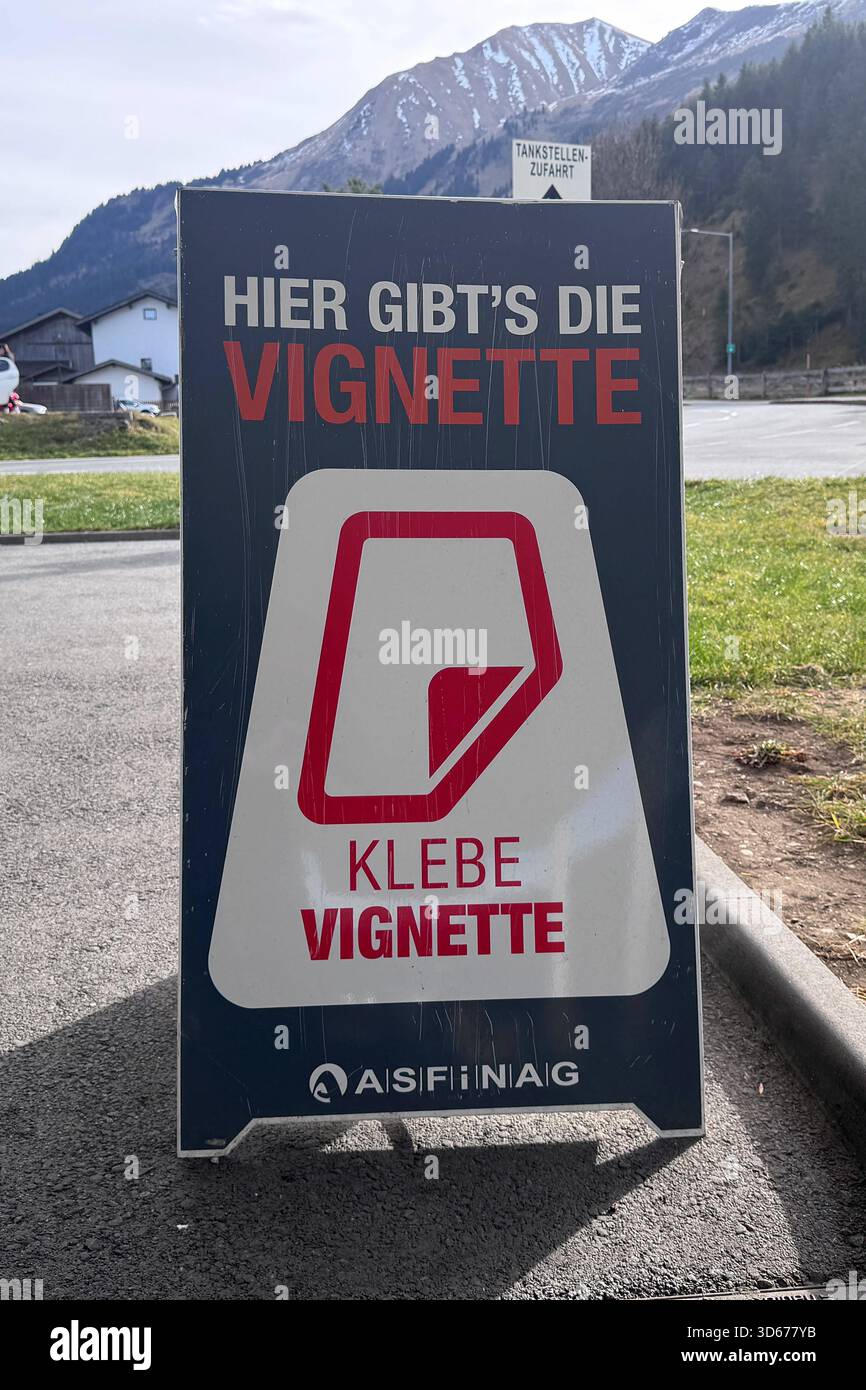 15.11.2025 xsvx, Wirtschaft emwir , v.l. OLIO Tankstelle mit Vignettenverkauf Vignette Asfinag Maut Schild Aufsteller Werbung Werbeaufsteller Logo Symbolbild Bichlbach *** 15 11 2025 xsvx, Economy emwir , V l distributore di benzina con vignette vendita vignetta Asfinag pedaggio pubblicità display logo simbolo immagine Bichlbach Foto Stock