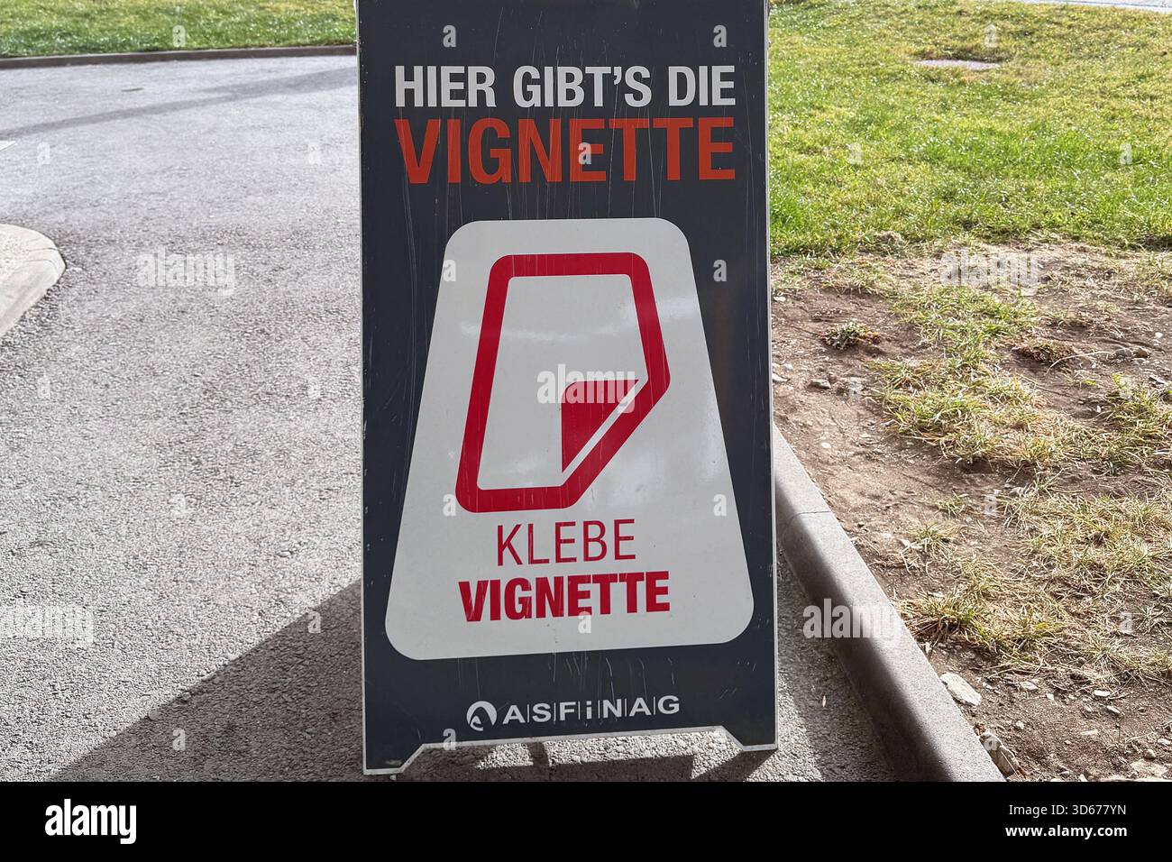 15.11.2025 xsvx, Wirtschaft emwir , v.l. OLIO Tankstelle mit Vignettenverkauf Vignette Asfinag Maut Schild Aufsteller Werbung Werbeaufsteller Logo Symbolbild Bichlbach *** 15 11 2025 xsvx, Economy emwir , V l distributore di benzina con vignette vendita vignetta Asfinag pedaggio pubblicità display logo simbolo immagine Bichlbach Foto Stock