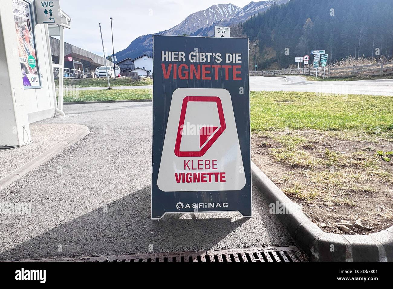15.11.2025 xsvx, Wirtschaft emwir , v.l. OLIO Tankstelle mit Vignettenverkauf Vignette Asfinag Maut Schild Aufsteller Werbung Werbeaufsteller Logo Symbolbild Bichlbach *** 15 11 2025 xsvx, Economy emwir , V l distributore di benzina con vignette vendita vignetta Asfinag pedaggio pubblicità display logo simbolo immagine Bichlbach Foto Stock