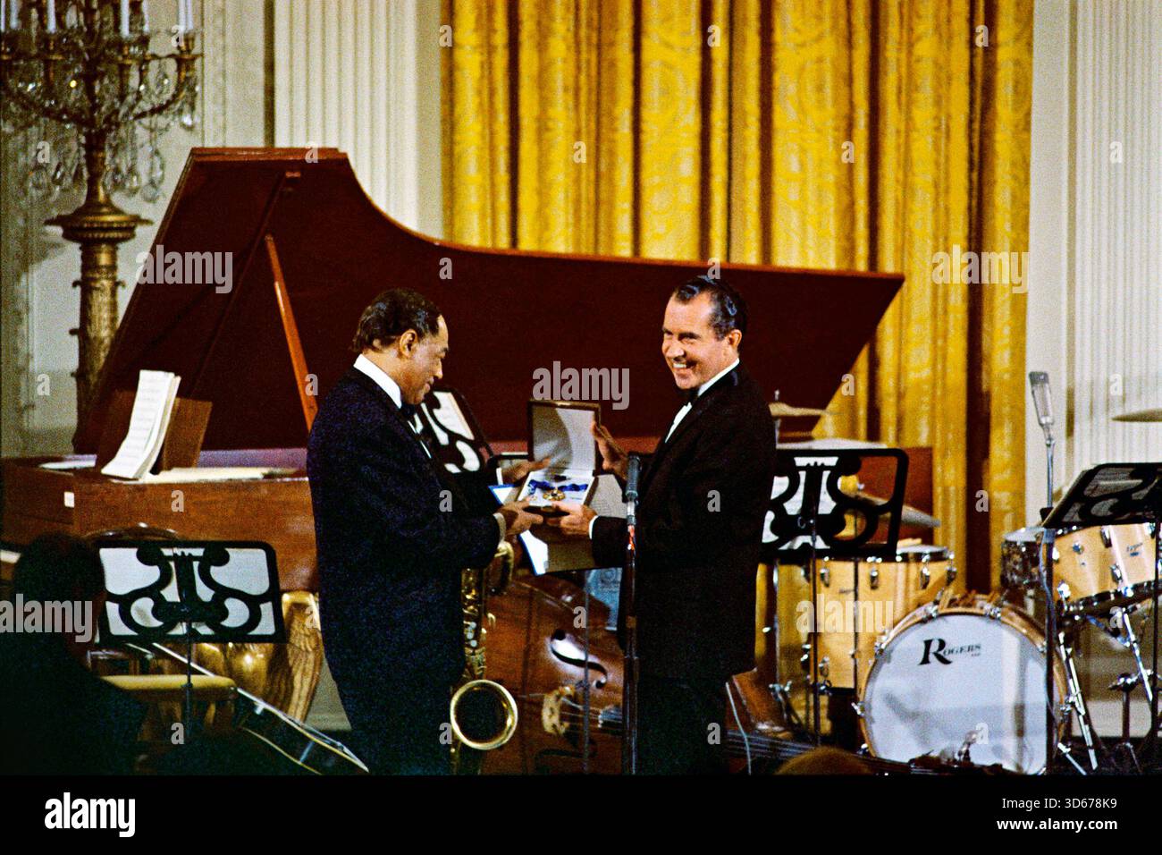 Il presidente DEGLI STATI UNITI Richard Nixon presenta la leggenda del jazz Duke Ellington con la Presidential Medal of Freedom, 29 aprile 1969 White House Photo Office Collection (amministrazione Nixon) Foto Stock