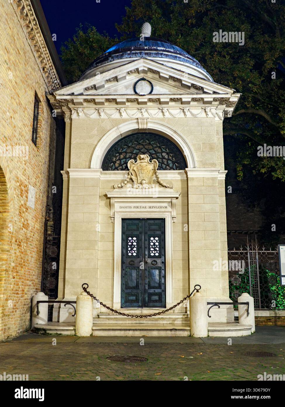 Tomba di Dante Alighieri - l'edificio è sormontato da una cupola emisferica sormontata da un cono di pino (simbolo funerario). Il portale d'ingresso presenta lo stemma del cardinale Luigi Valenti Gonzaga e l'architrave reca l'iscrizione "DANTIS POETAE SEPULCRUM". - Ravenna, Italia Foto Stock