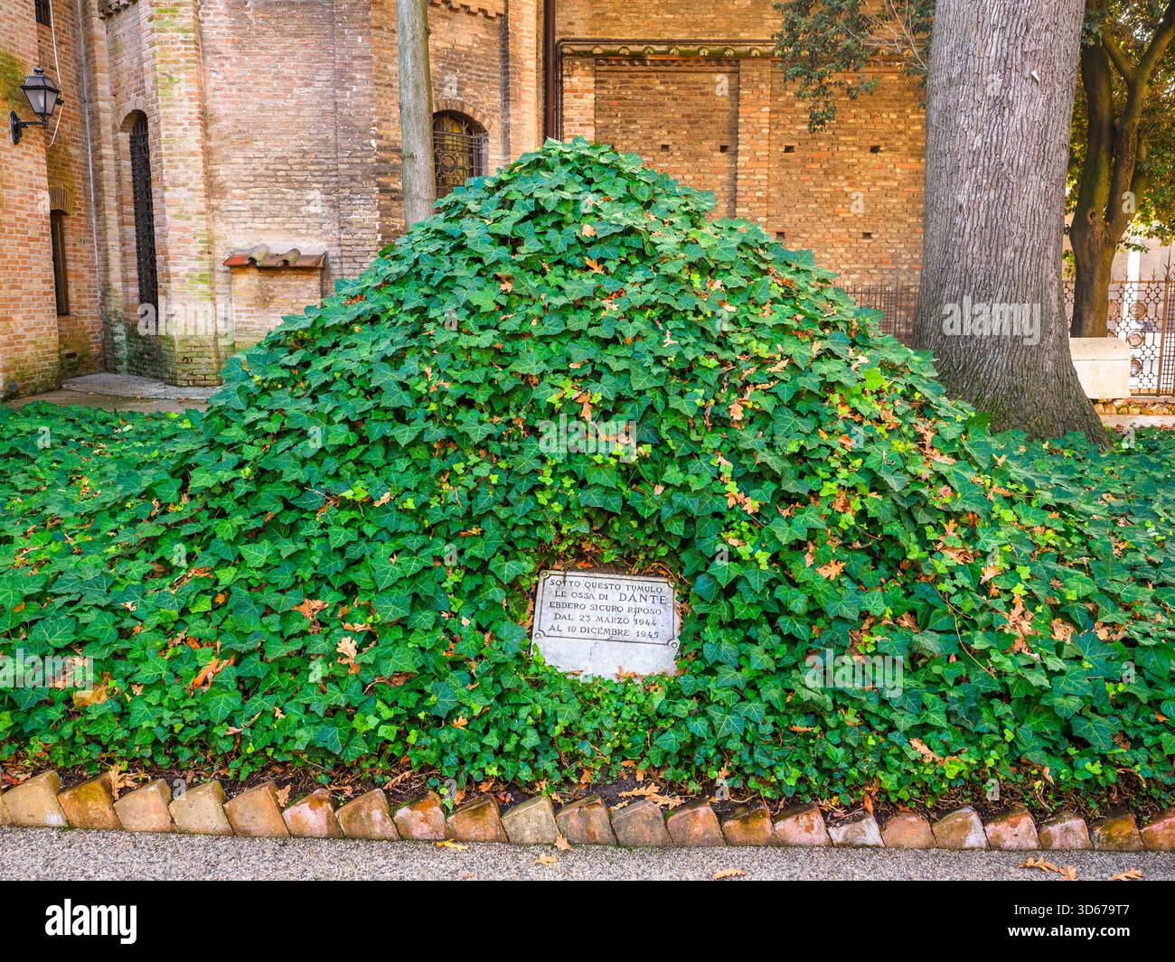 Tumulo sotto il quale le ossa di Dante furono nascoste durante la seconda guerra mondiale (dal 23 marzo 1944 al 19 dicembre 1945) - Ravenna, Italia Foto Stock