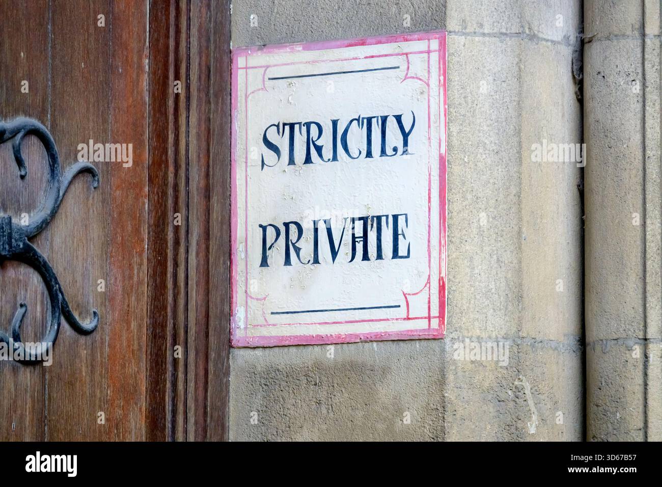 Londra, Regno Unito. Insegna "rigorosamente privata" dipinta a mano nella City di Londra Foto Stock