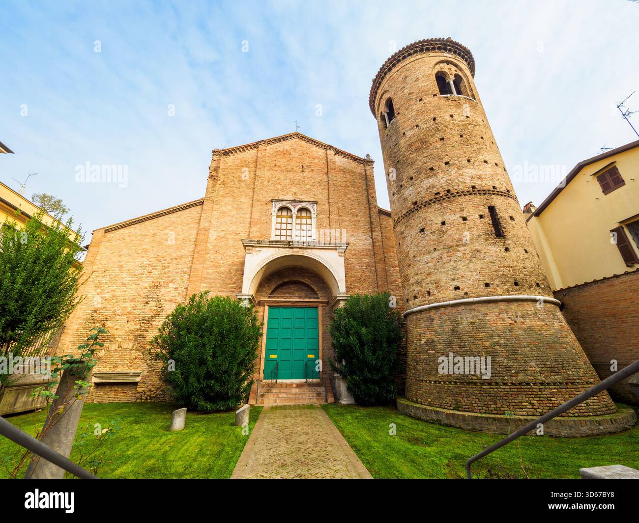 La Basilica di Sant'Agata maggiore è una delle chiese più antiche di Ravenna, situata nel cuore della città. La chiesa fu costruita nel V secolo, anche se il suo aspetto attuale è dovuto a lavori di restauro all'inizio del XX secolo, che riportarono la chiesa alla sua forma paleocristiana originale - Ravenna, Italia Foto Stock