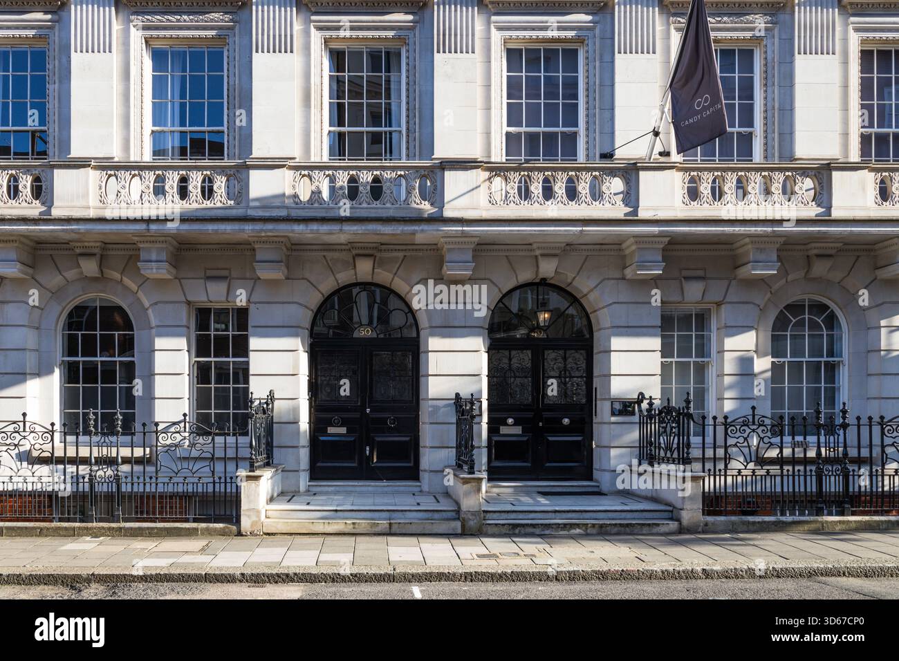 Elegante facciata di una casa cittadina in stile georgiano londinese. Londra, Regno Unito, 28 agosto 2023 Foto Stock