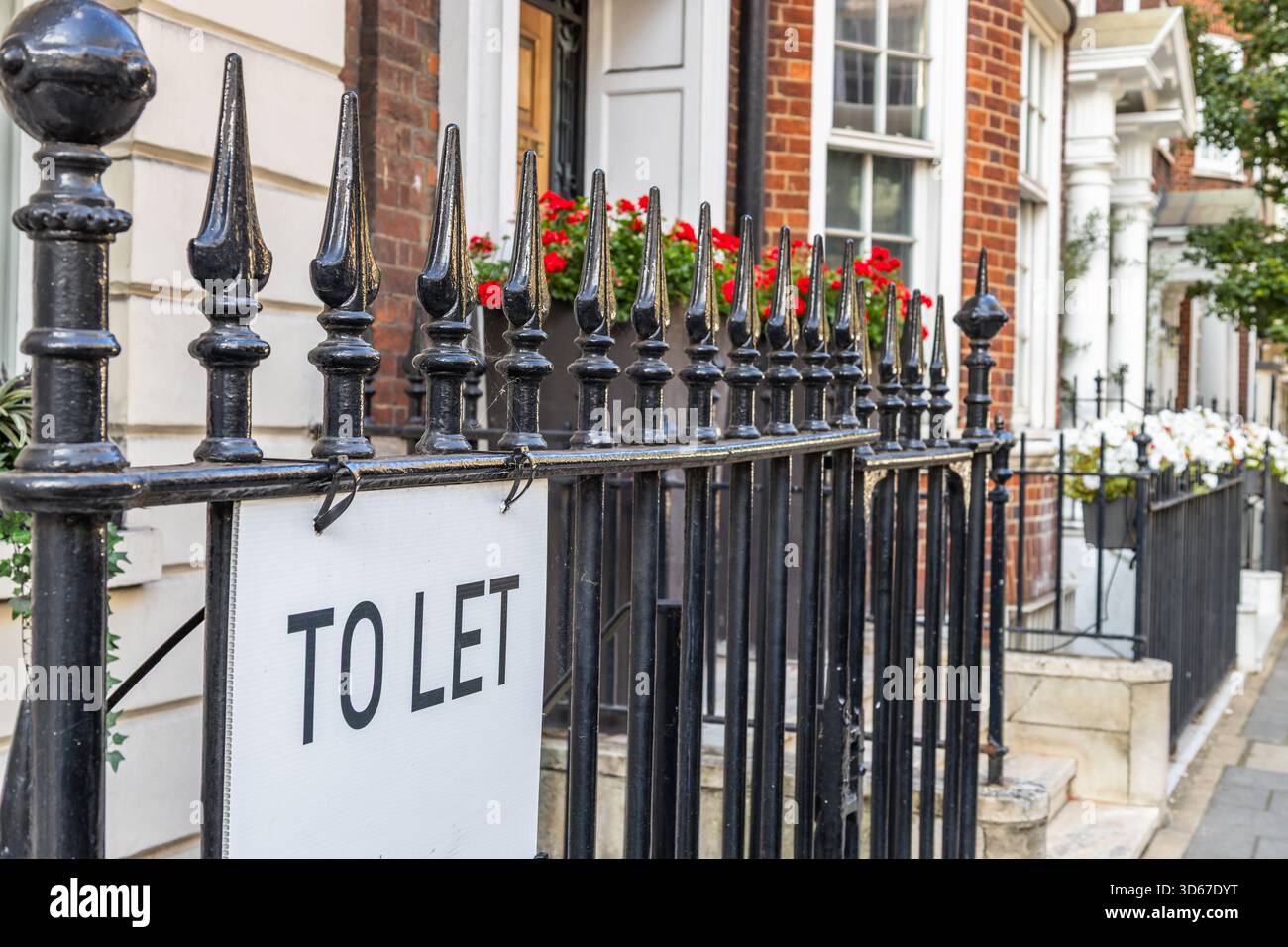 London Townhouse with to let sign on Wirted Iron ringhiere, affitto immobiliare Market Street Foto Stock
