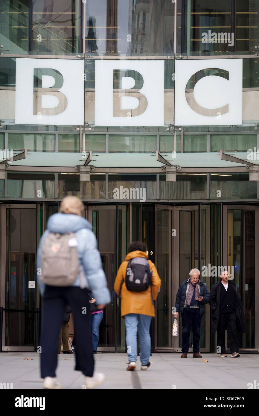 A seguito delle dimissioni del direttore generale della BBC Tim DAVIE e CEO di News Deborah Turness - e la conseguente minaccia di un'azione legale da parte del presidente degli Stati Uniti Donald Trump a causa della modifica di un film della BBC Panorama sull'insurrezione sul Campidoglio degli Stati Uniti, è il logo della BBC fuori dalla Broadcasting House, il 18 novembre 2025, a Londra, Inghilterra. Foto Stock
