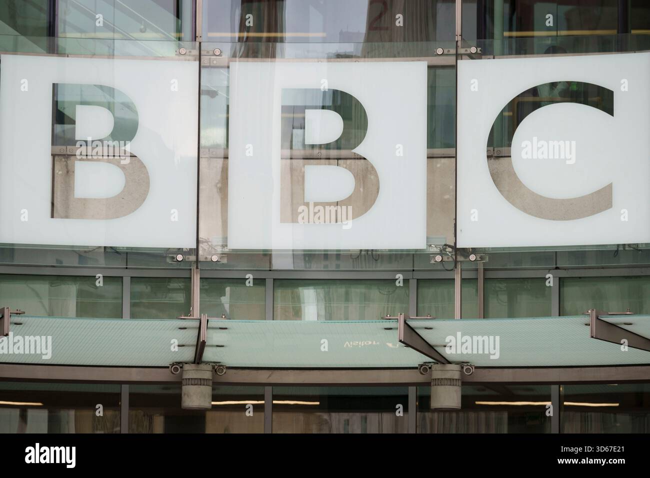 A seguito delle dimissioni del direttore generale della BBC Tim DAVIE e CEO di News Deborah Turness - e la conseguente minaccia di un'azione legale da parte del presidente degli Stati Uniti Donald Trump a causa della modifica di un film della BBC Panorama sull'insurrezione sul Campidoglio degli Stati Uniti, è il logo della BBC fuori dalla Broadcasting House, il 18 novembre 2025, a Londra, Inghilterra. Foto Stock