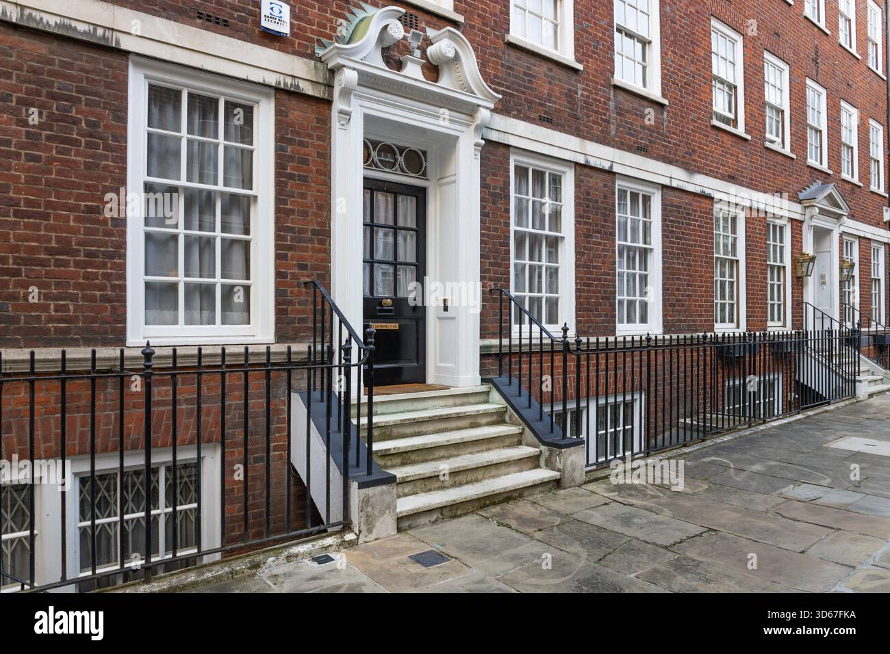 Facciata della casa cittadina in mattoni rossi georgiani, finestre a fascia e ingresso al portico. Londra, Regno Unito, 28 agosto 2023 Foto Stock