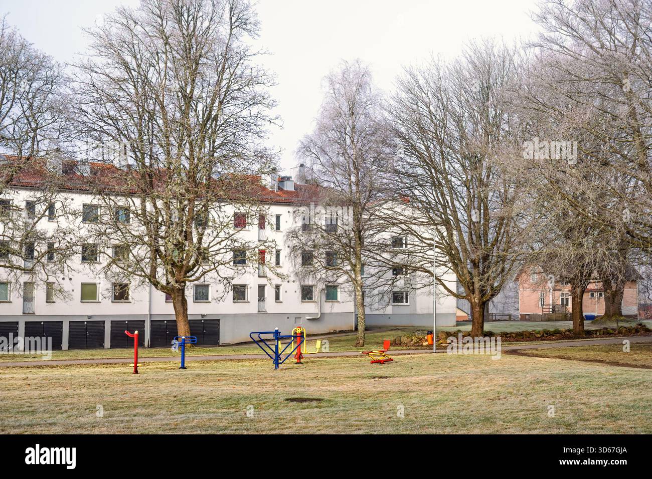 Area residenziale presso un parco con palestra esterna in inverno Foto Stock