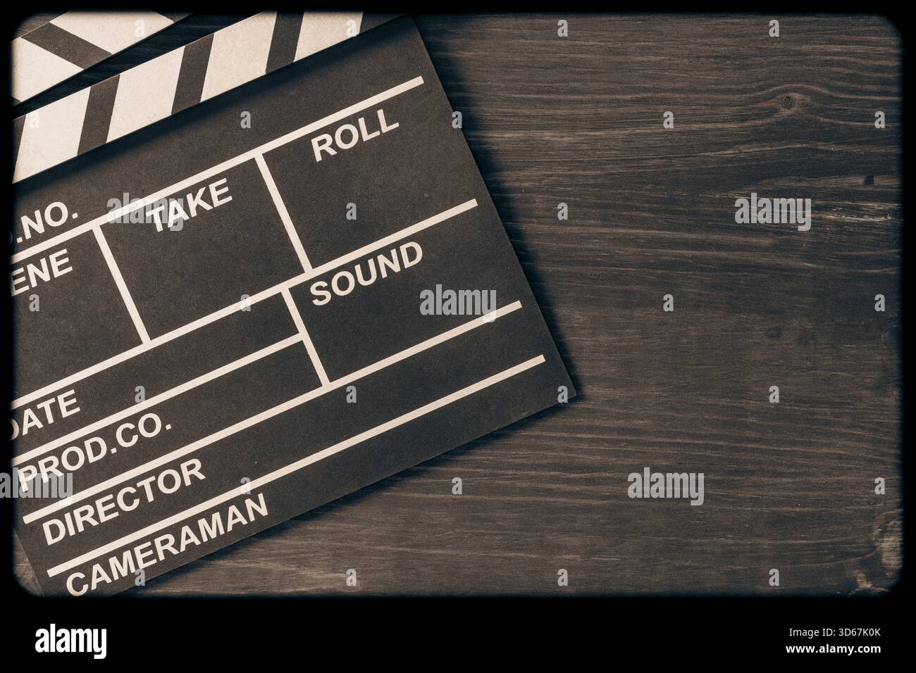 Foto d'epoca di un clapper cinematografico su sfondo in legno, primo piano, vista dall'alto, spazio copia Foto Stock