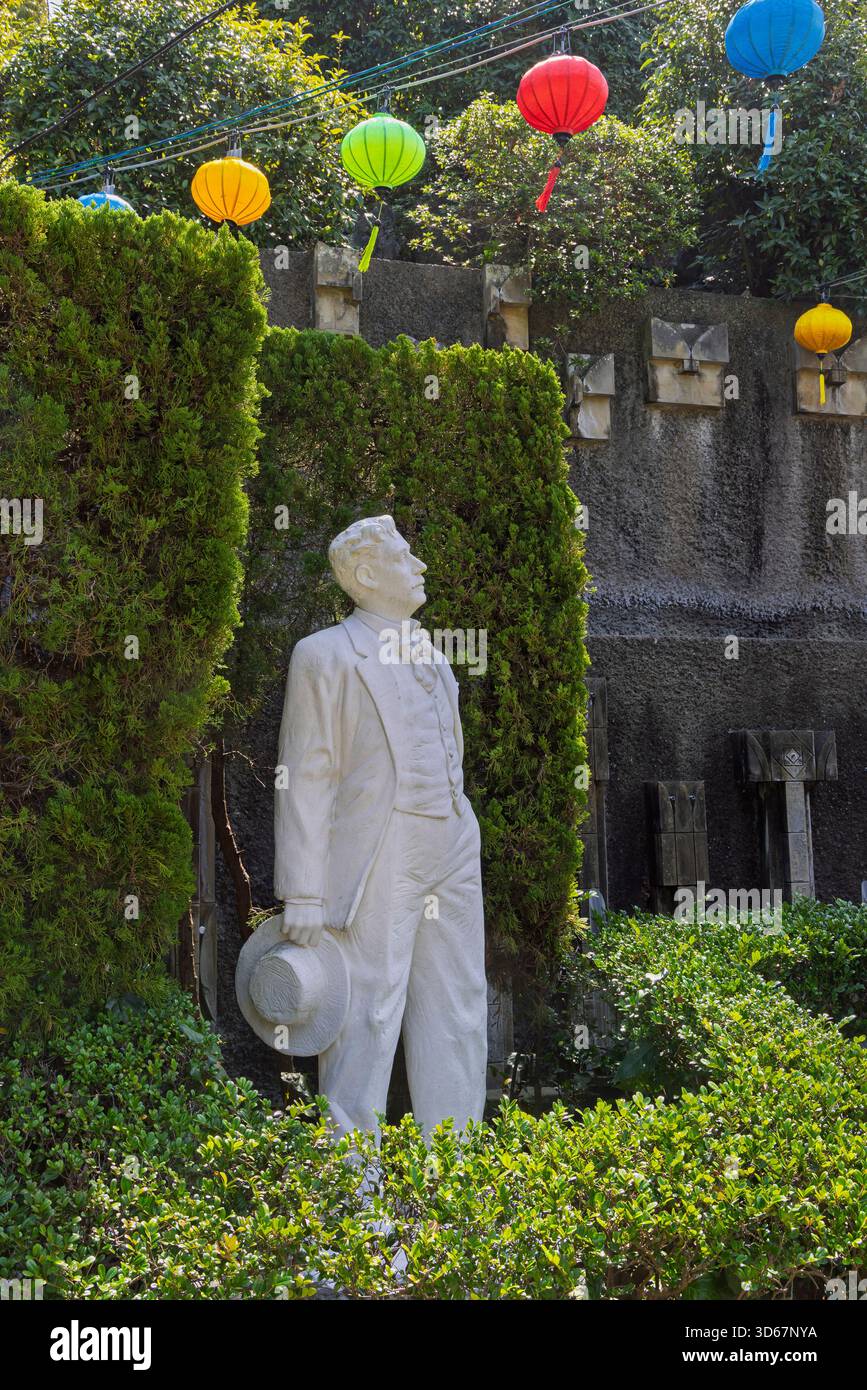 Nagasaki, Giappone - 23 marzo 2025: Splendida statua di Giacomo Puccini, famoso compositore italiano, circondata da una lussureggiante vegetazione nel giardino Glover, sulla collina Minamiyamate a Nagasaki in Giappone Foto Stock
