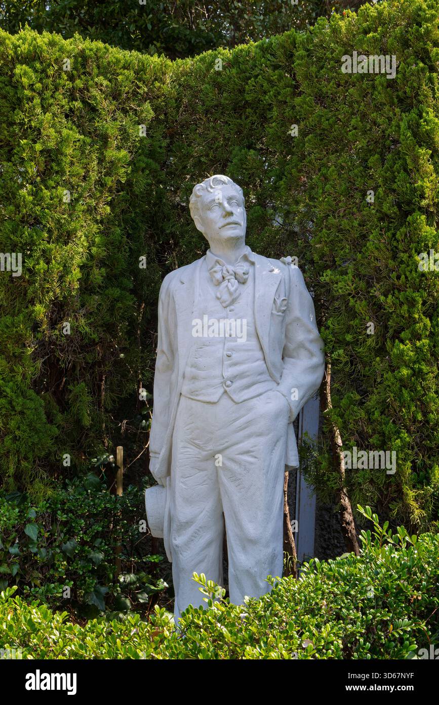 Nagasaki, Giappone - 23 marzo 2025: Splendida statua di Giacomo Puccini, famoso compositore italiano, circondata da una lussureggiante vegetazione nel giardino Glover, sulla collina Minamiyamate a Nagasaki in Giappone Foto Stock